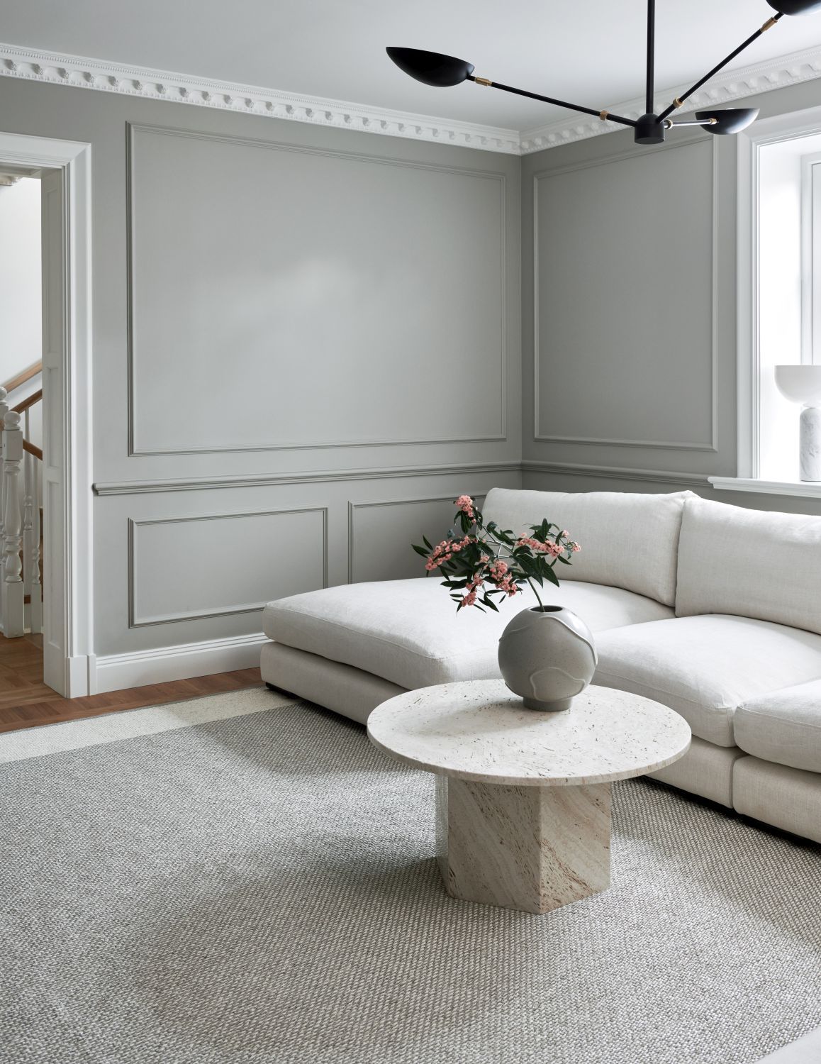 Heller Wohnraum mit Pappelina Teppich Edit, Größe 230x320 cm, unter Couchtisch und Sofa.
