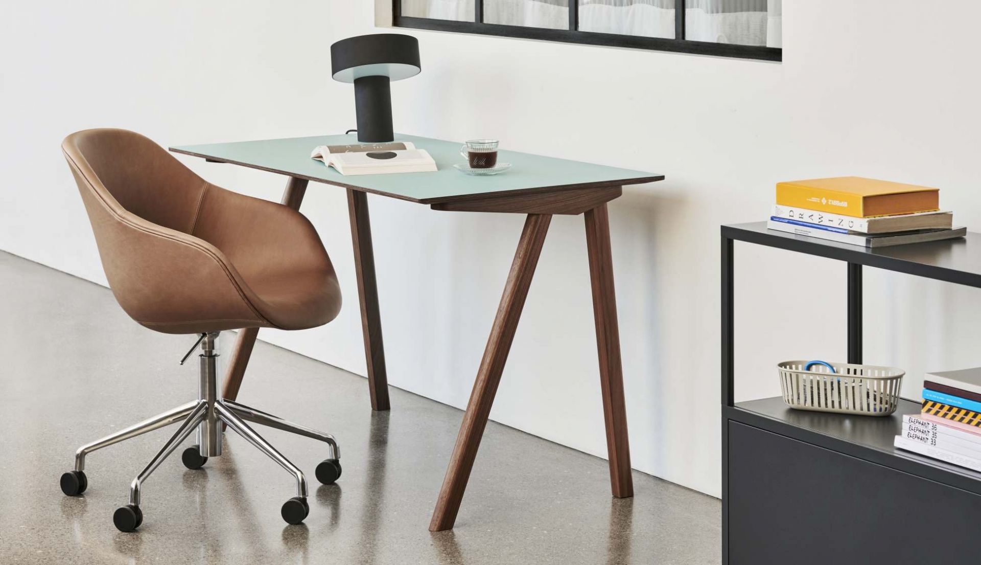 Hay Copenhague CPH 90 Schreibtisch mit mintgrüner Tischplatte und Holzbeinen, kombiniert mit braunem Bürostuhl.