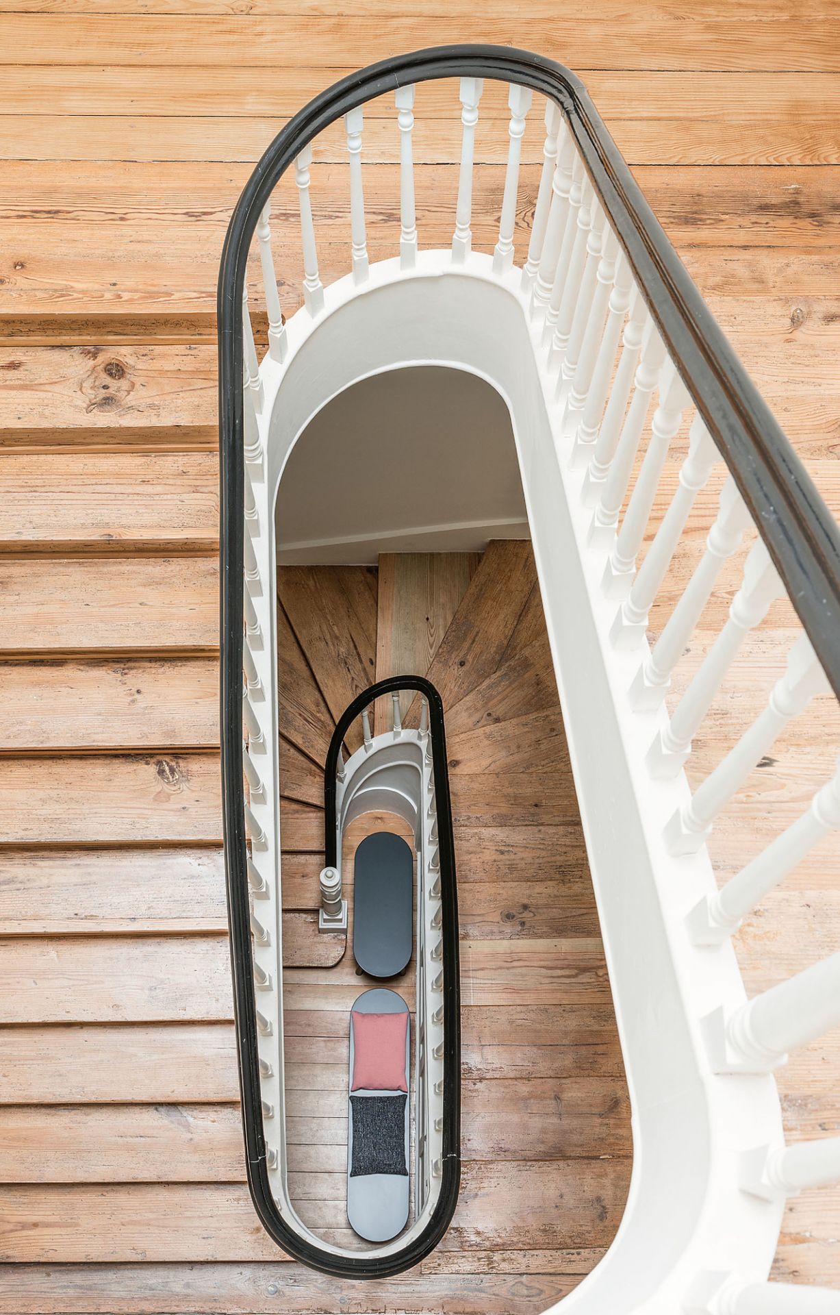 Draufsicht einer Holztreppe mit Mala Sitzbank von Schönbuch, minimalistisches Möbeldesign für moderne Flure.