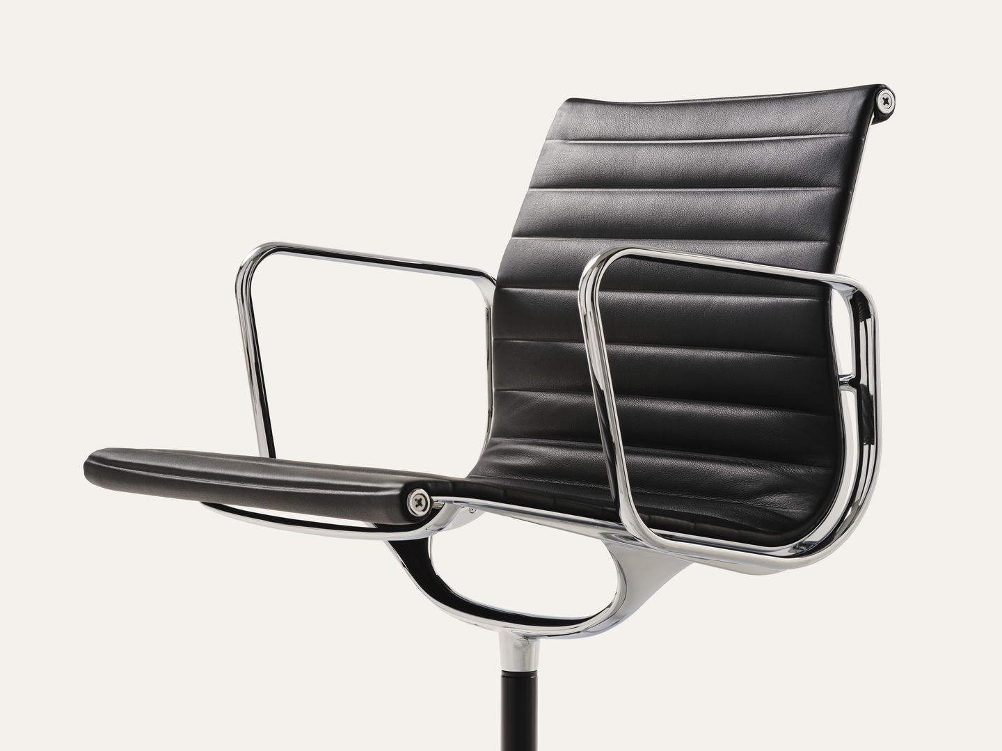 Detailaufnahme des Vitra Aluminium Chair EA 107 mit schwarzem Lederbezug und verchromtem Aluminiumgestell.