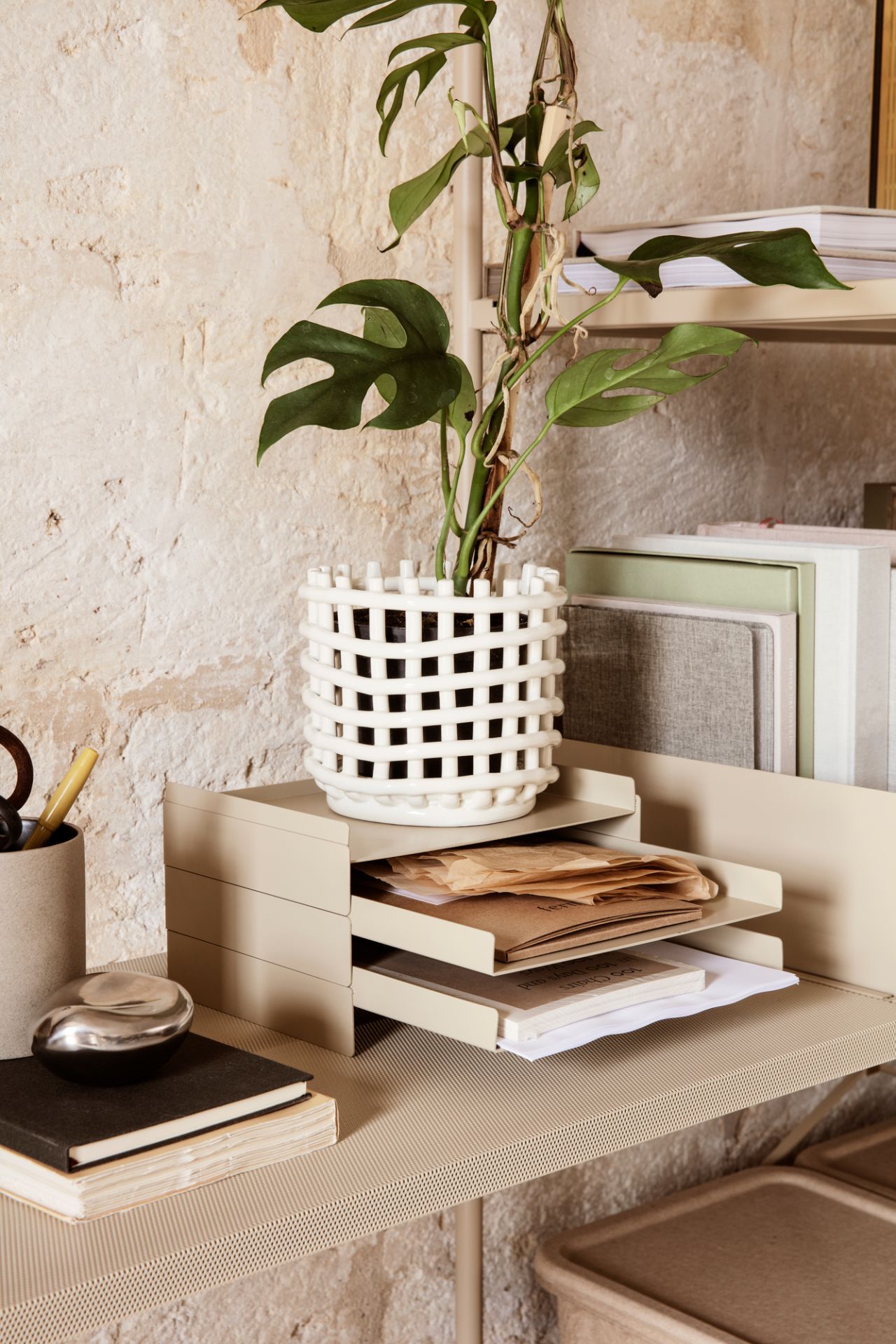 Nahaufnahme: Ferm Living Ceramic Basket, großer Keramik Korb als Übertopf für Zimmerpflanze.