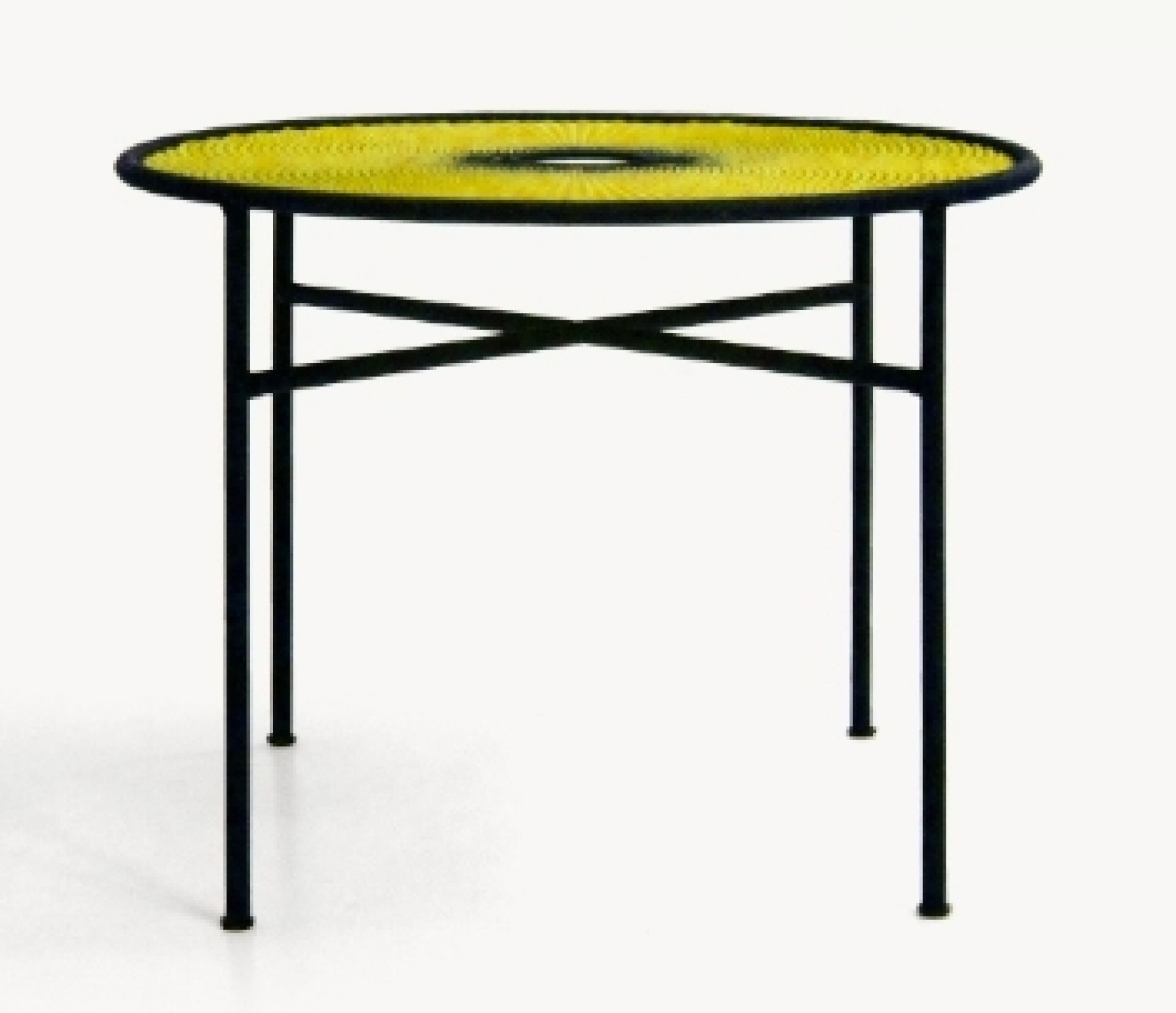 Gelber Banjooli Tisch von Moroso mit schwarzem Gestell, modernes Design für Wohnzimmer und Terrasse.