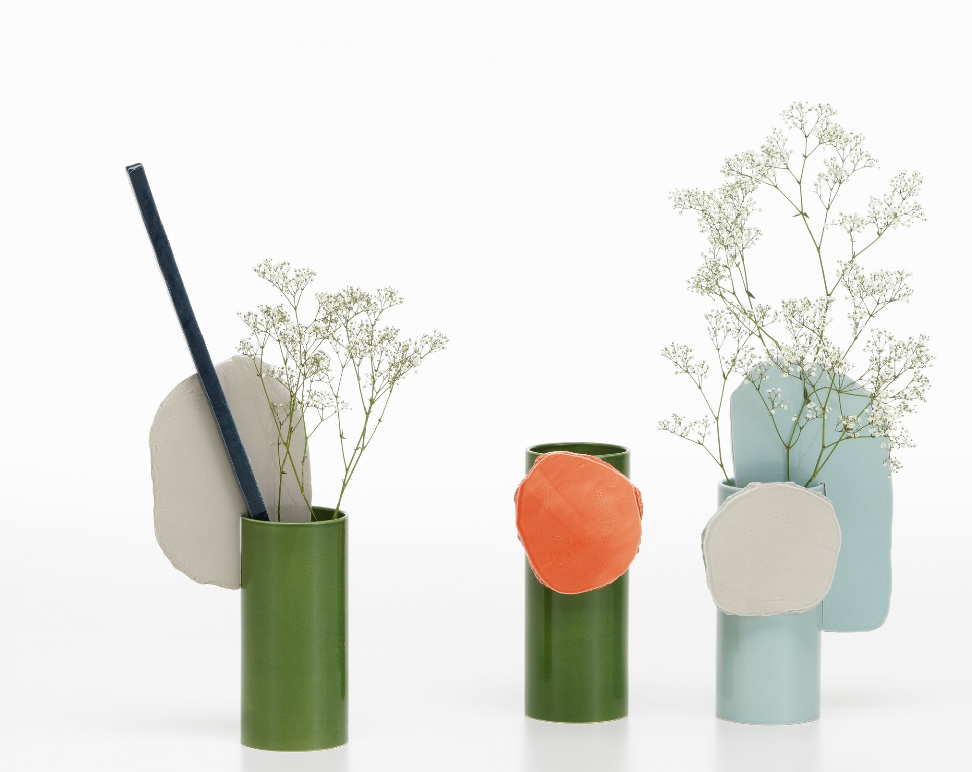 Drei moderne Vitra Découpage Vasen in Grün und Pastelltönen mit Gips und Schleierkraut.