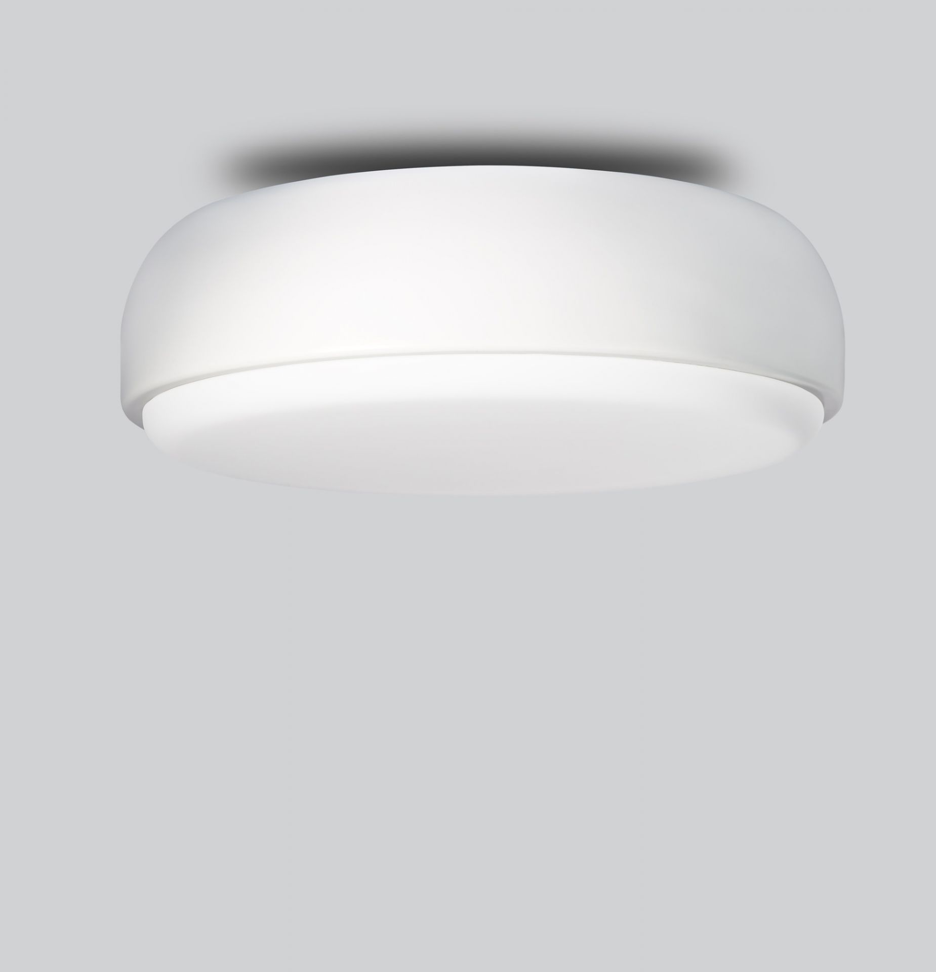 Weiße Over Me Deckenleuchte von Northern, runde Wandlampe für indirekte Beleuchtung.