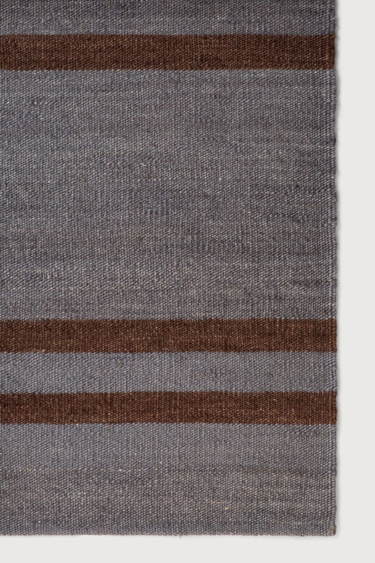 Detailaufnahme: Blauer Kilim Teppich mit braunen Streifen, Ethno-Design, 170x240 cm.