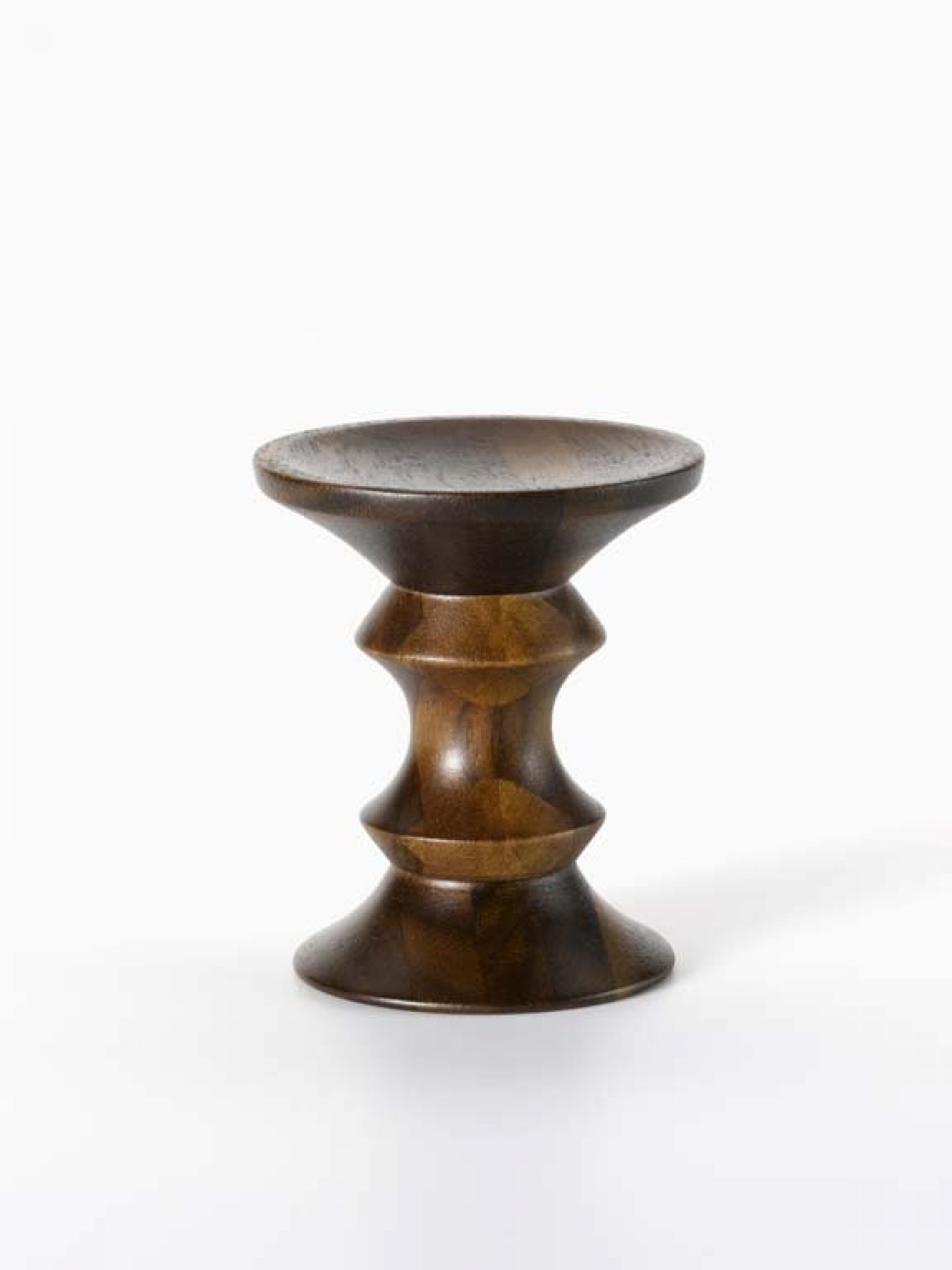 Miniatur Stool Model C von Vitra, aus dunklem Holz, Design Hocker.