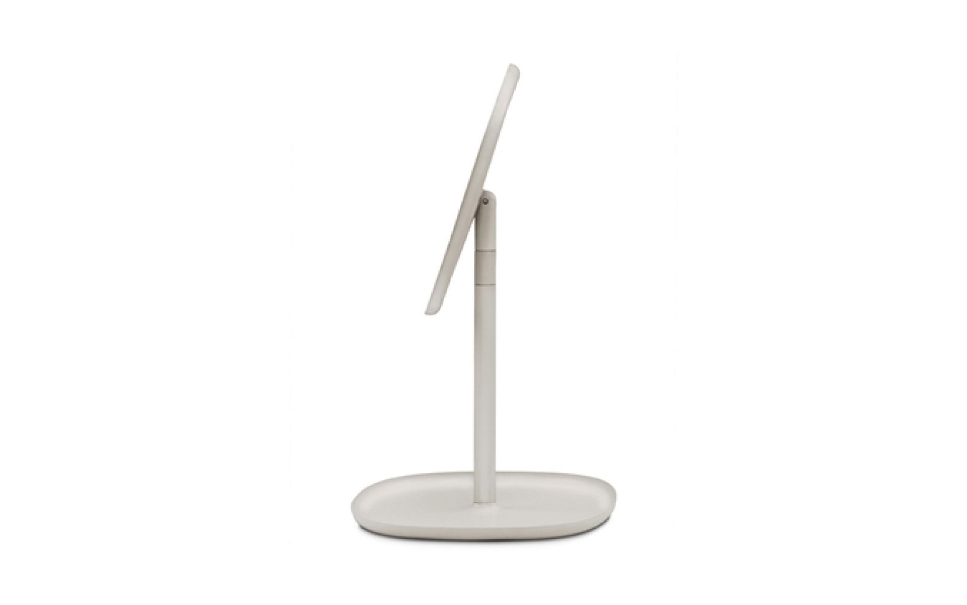 Weißer Flip Spiegel von Normann Copenhagen, seitliche Ansicht. Moderner Tischspiegel mit ovalem Fuß.