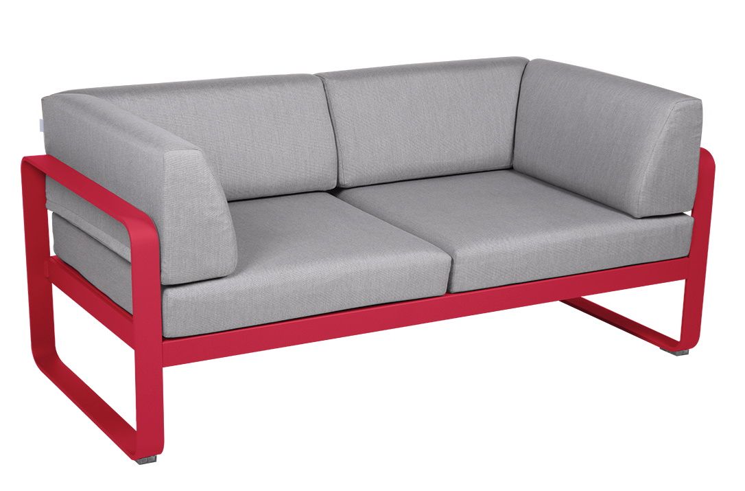 Bellevie Sofa von Fermob für den Außenbereich, 2-Sitzer mit rotem Rahmen und grauen Polstern.
