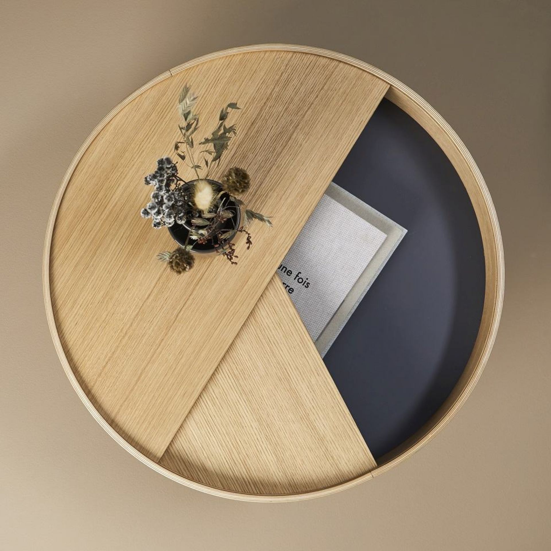Arc Side Table Beistelltisch von Woud, geölte Eiche, runde Form mit Stauraum und Dekoration.