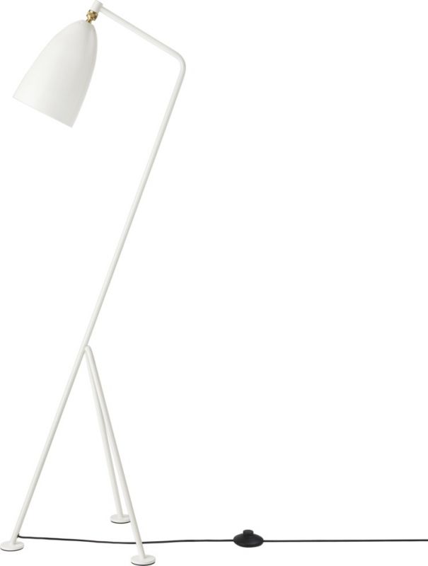 Weiße Gräshoppa Stehleuchte von Gubi mit schwenkbarem Lampenschirm und filigranem Stativfuß. Designklassiker für Wohnzimmer.
