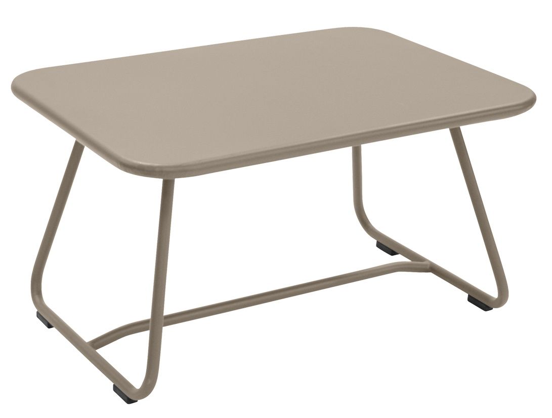 Beigefarbener Sixties Outdoor-Tisch von Fermob, ein moderner, niedriger Gartentisch mit minimalistischem Design für Terrasse und Balkon.