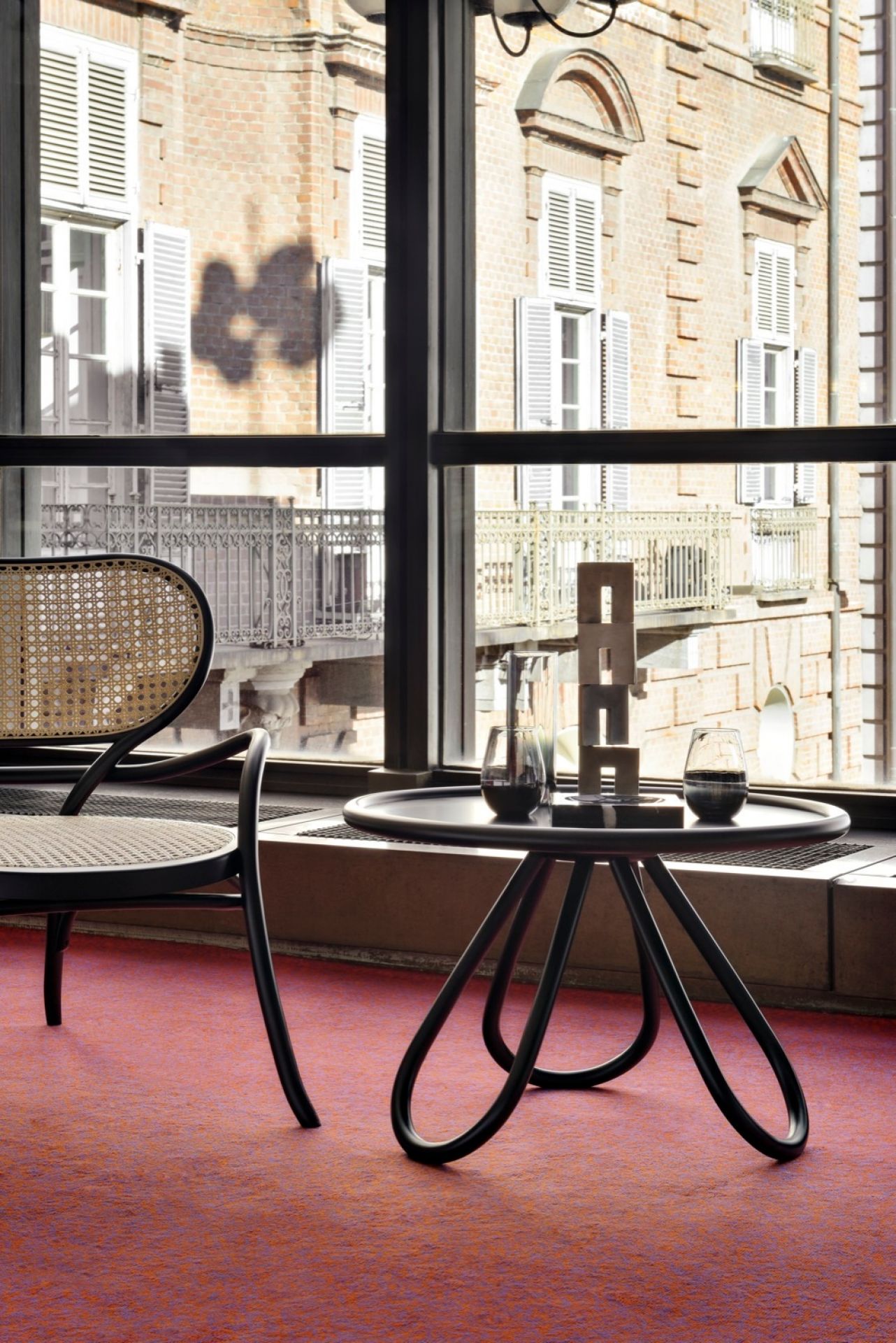 Arch Couchtisch von Wiener GTV Design, lackiert, mit Getränken und Dekoration in modernem Interieur.