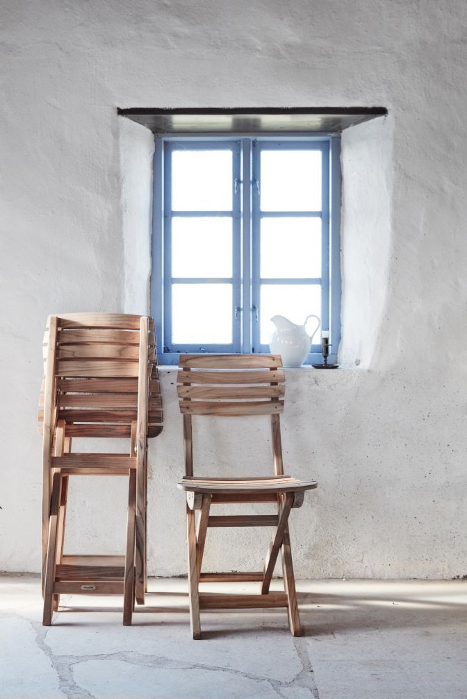 Vendia Klappstuhl von Skagerak by Fritz Hansen aus Teakholz, ein Stuhl aufgebaut, einer zusammengeklappt.