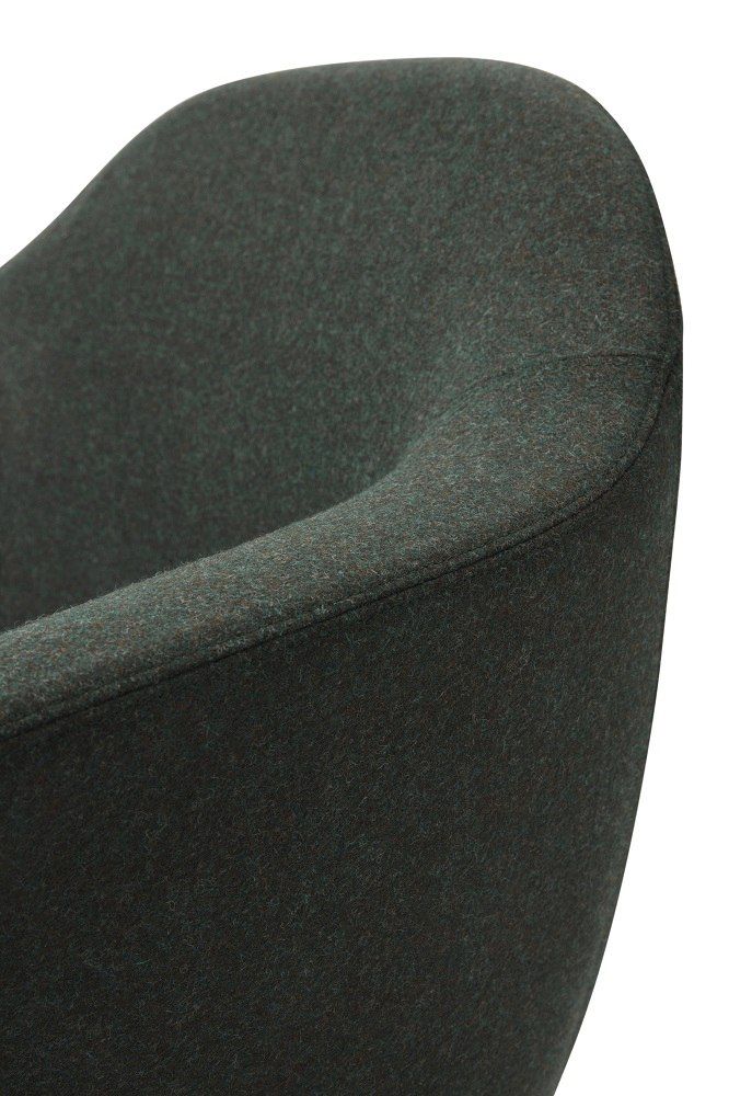 Detailaufnahme des Sum Lounge Armchair Sessels von Normann Copenhagen mit dunkelgrünem Wollstoffbezug.