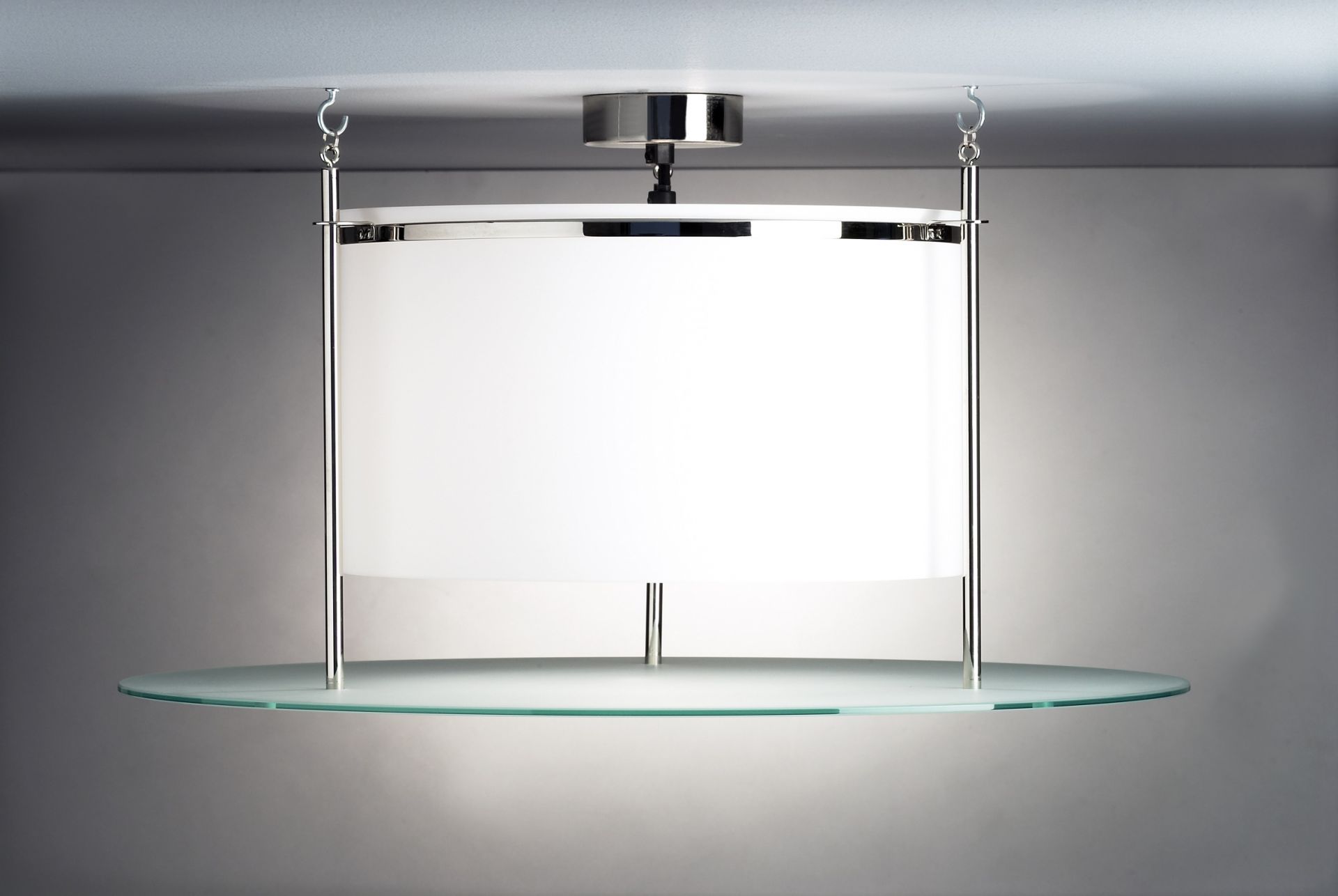 DMB 30 Bauhaus Deckenleuchte von Tecnolumen: Moderne Lampe mit weißem Schirm und Glasplatte.