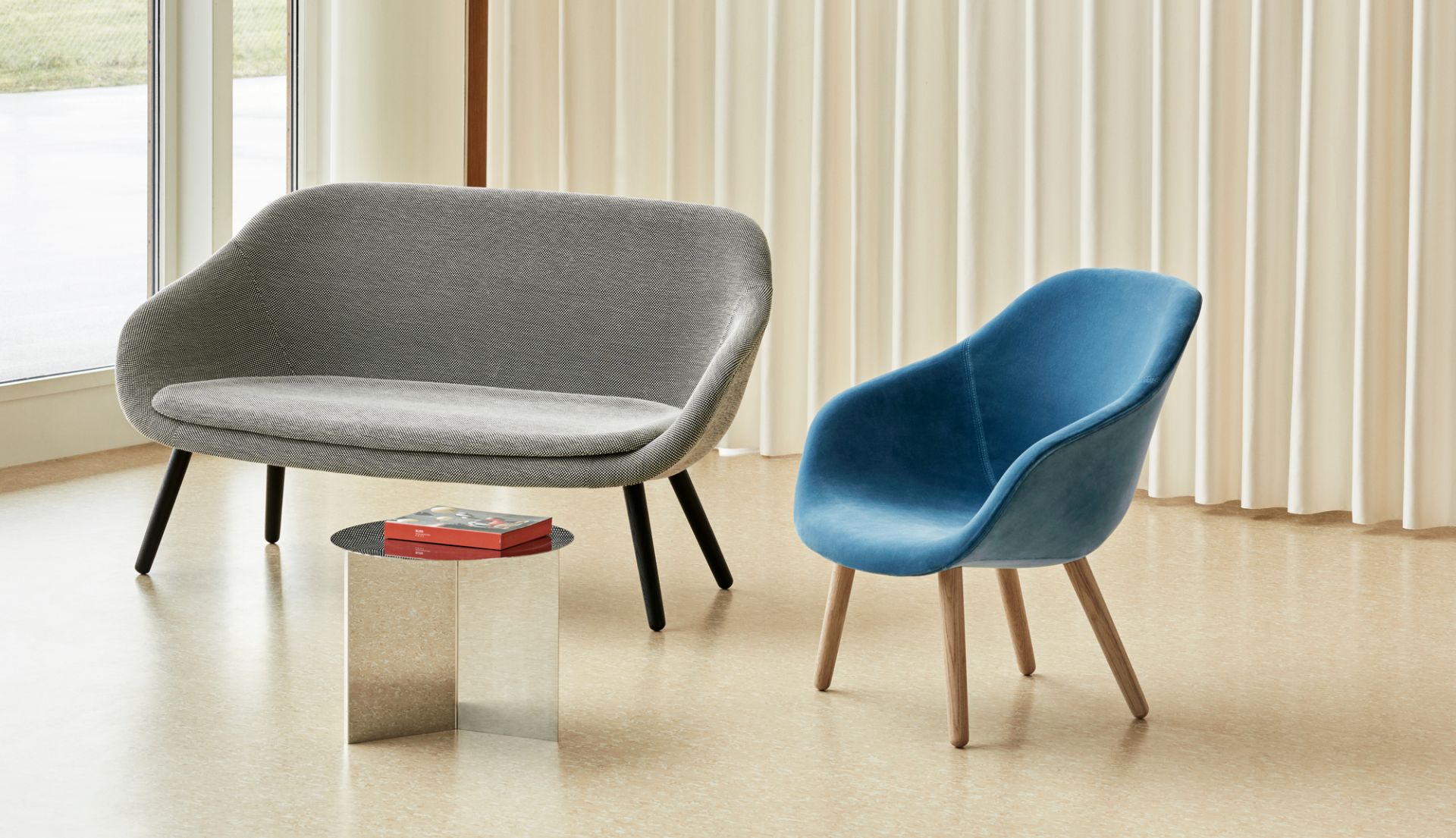 Grauer About a Lounge AAL 82 Sessel und blauer AAL82 Stuhl von Hay mit Beistelltisch.