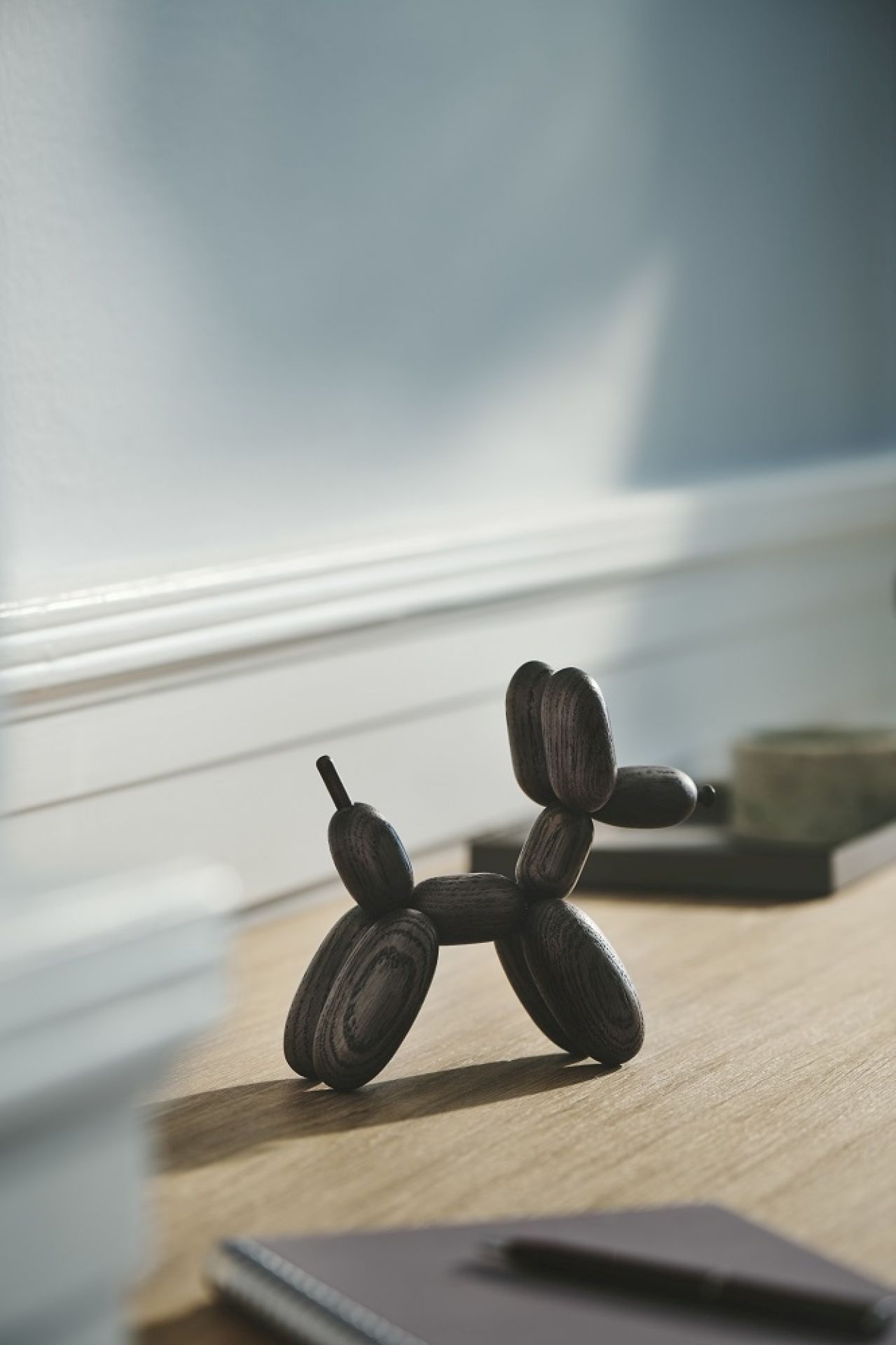 Holzfigur Ballonhund von Boyhood, ein dekoratives EINZELSTÜCK aus dunklem Holz für Kinderzimmer.