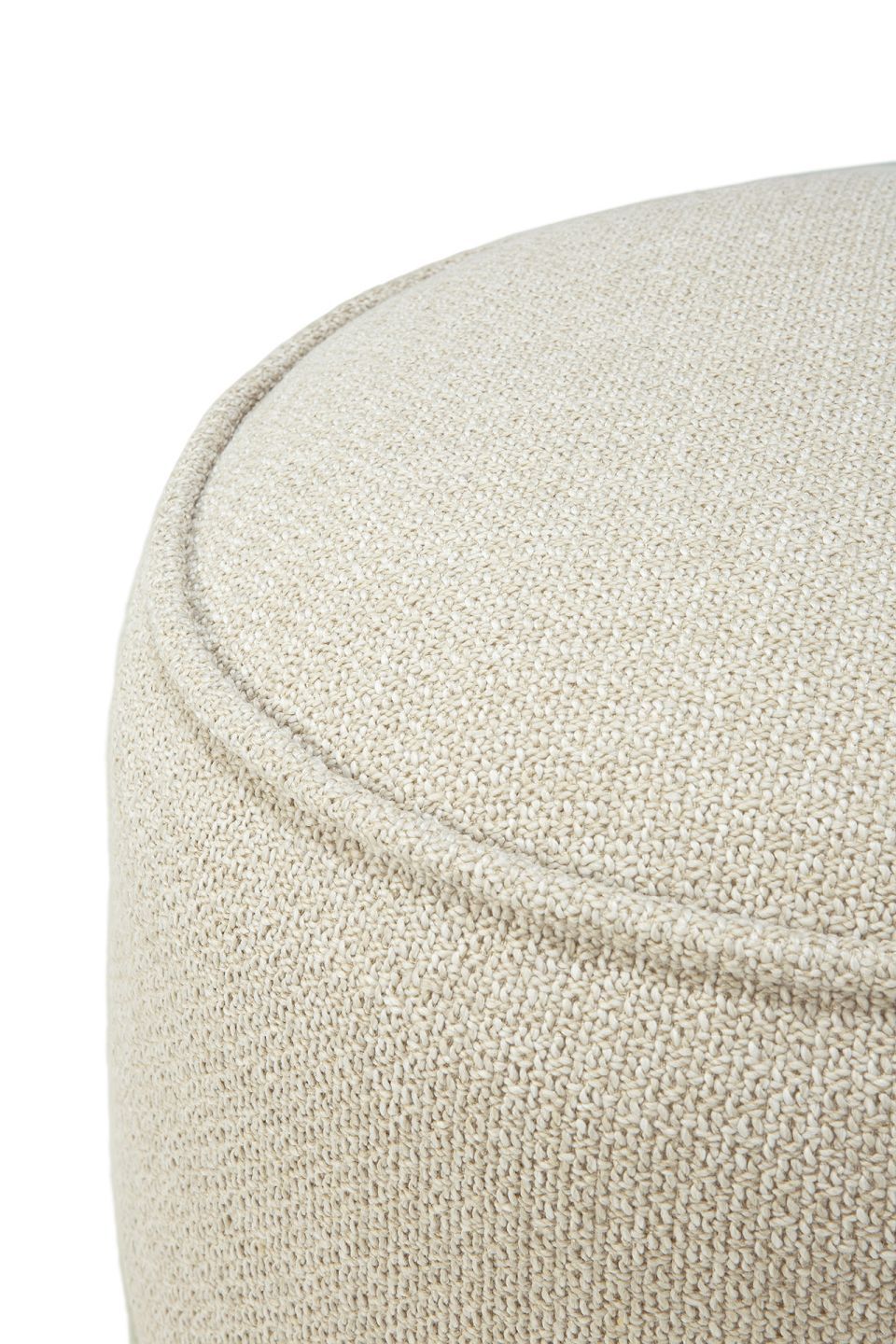 Detailaufnahme des beigen Ethnicraft Donut Sitzhockers mit Textur, ideal für den Outdoor-Bereich.
