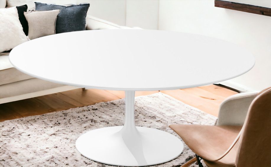 Weißer, runder Saarinen Couchtisch von Knoll International im Wohnzimmer auf einem Teppich.