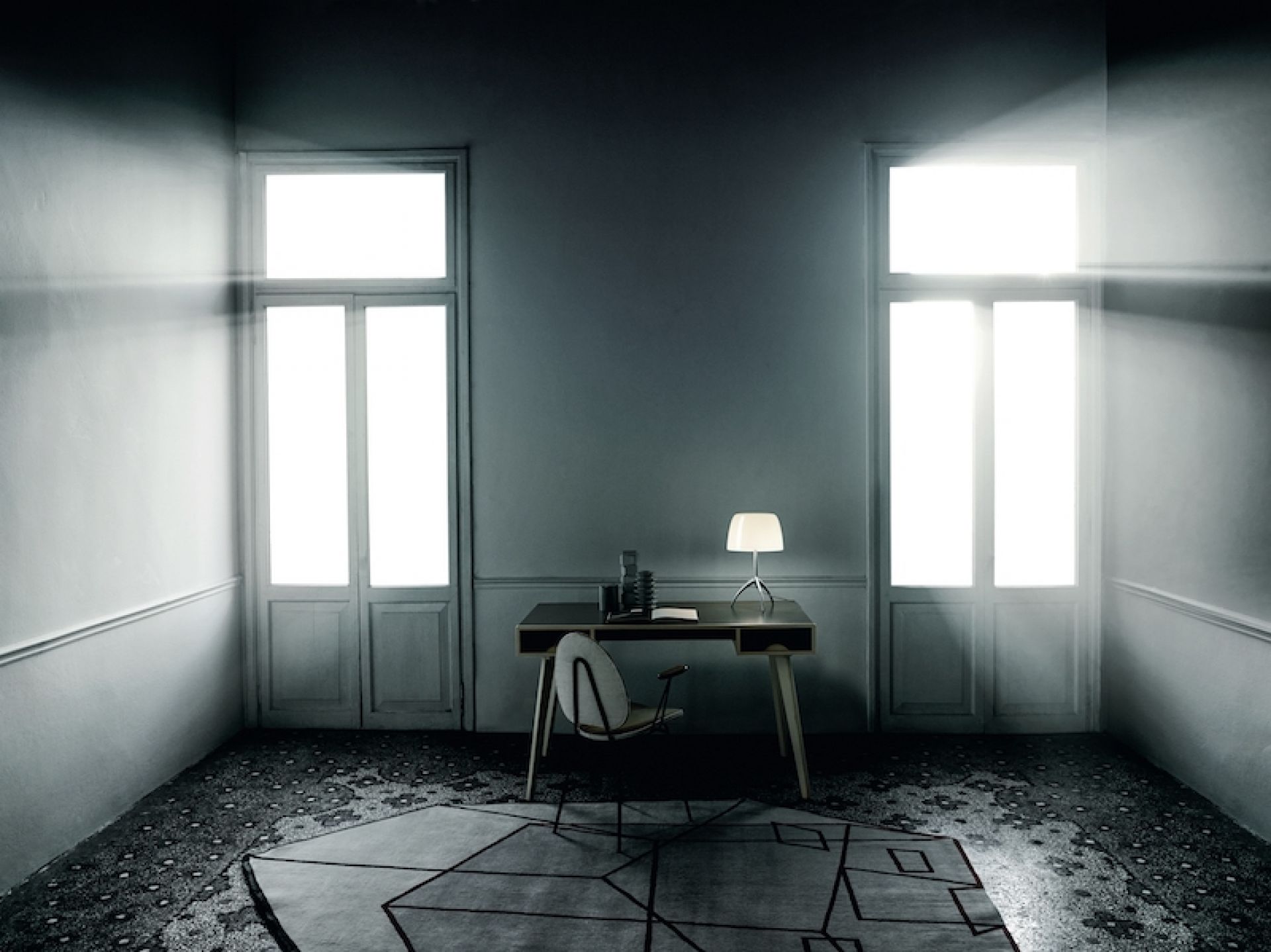 Lumiere Tischleuchte von Foscarini auf Schreibtisch in einem Raum mit Fenstern. Design Lampe.
