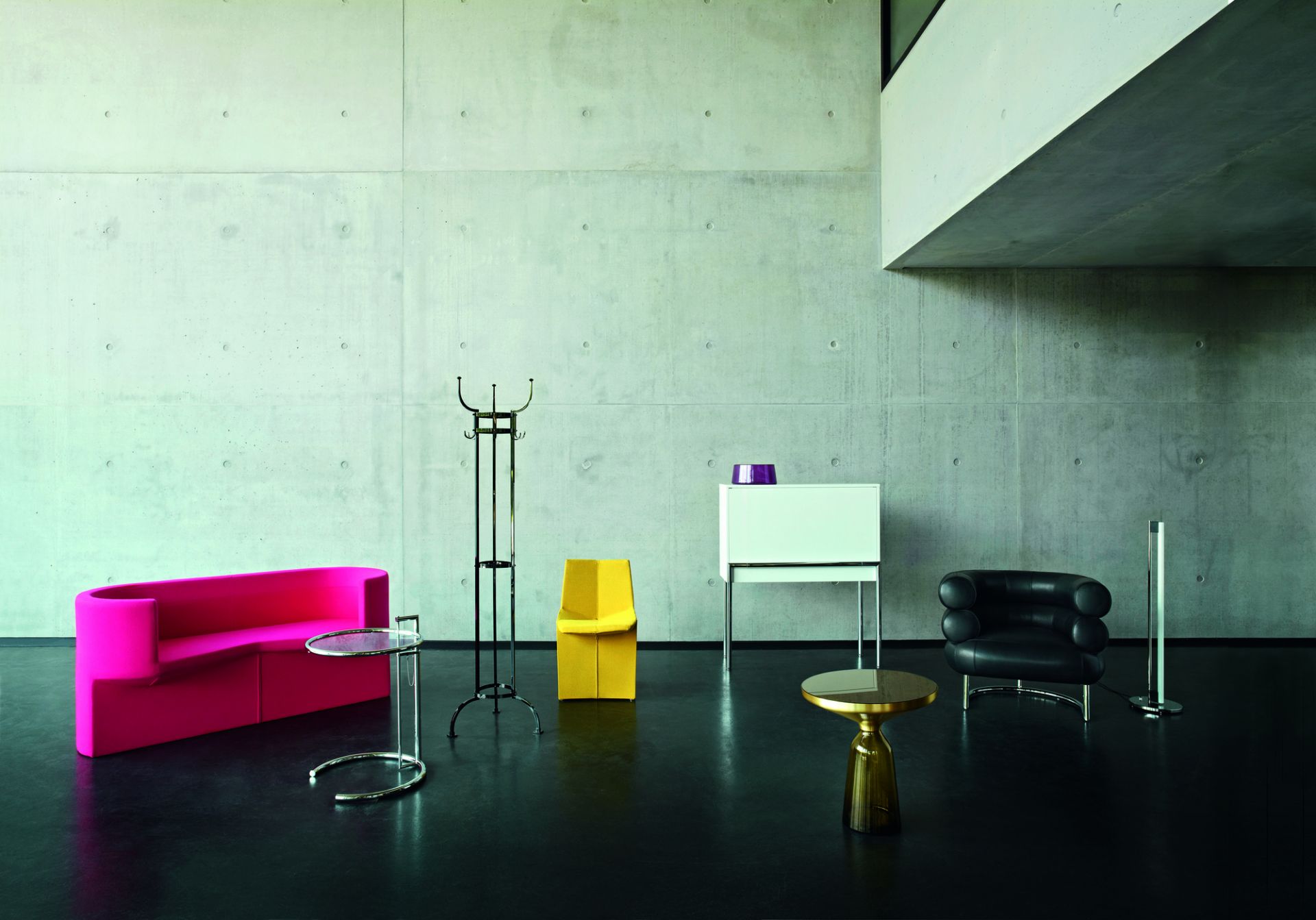 Nahaufnahme des ClassiCon Bell Side Table Beistelltisch mit edler Marmor Tischplatte in modernem Ambiente.