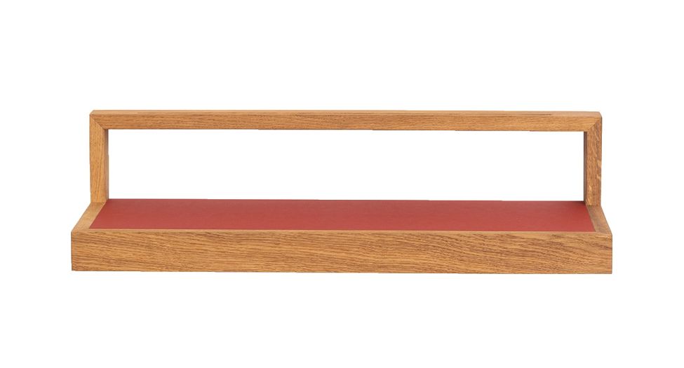 Ablageboard "buck das kleine b" aus hellem Holz mit roter Ablagefläche. Wandregal für Bücher.
