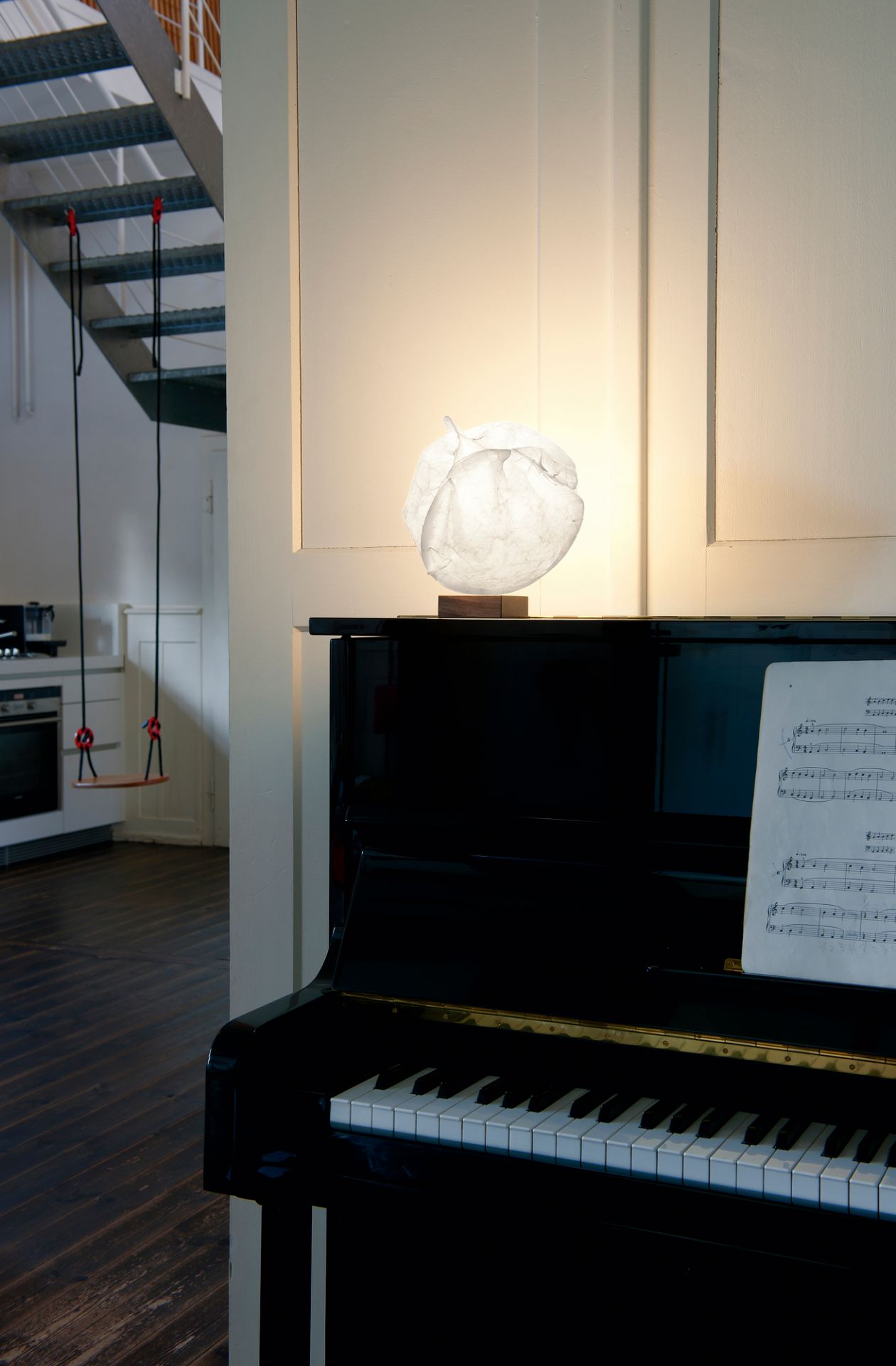Moderne Tischleuchte aus Papier auf Klavier, minimalistisches Design für Wohnzimmer oder Schlafzimmer.