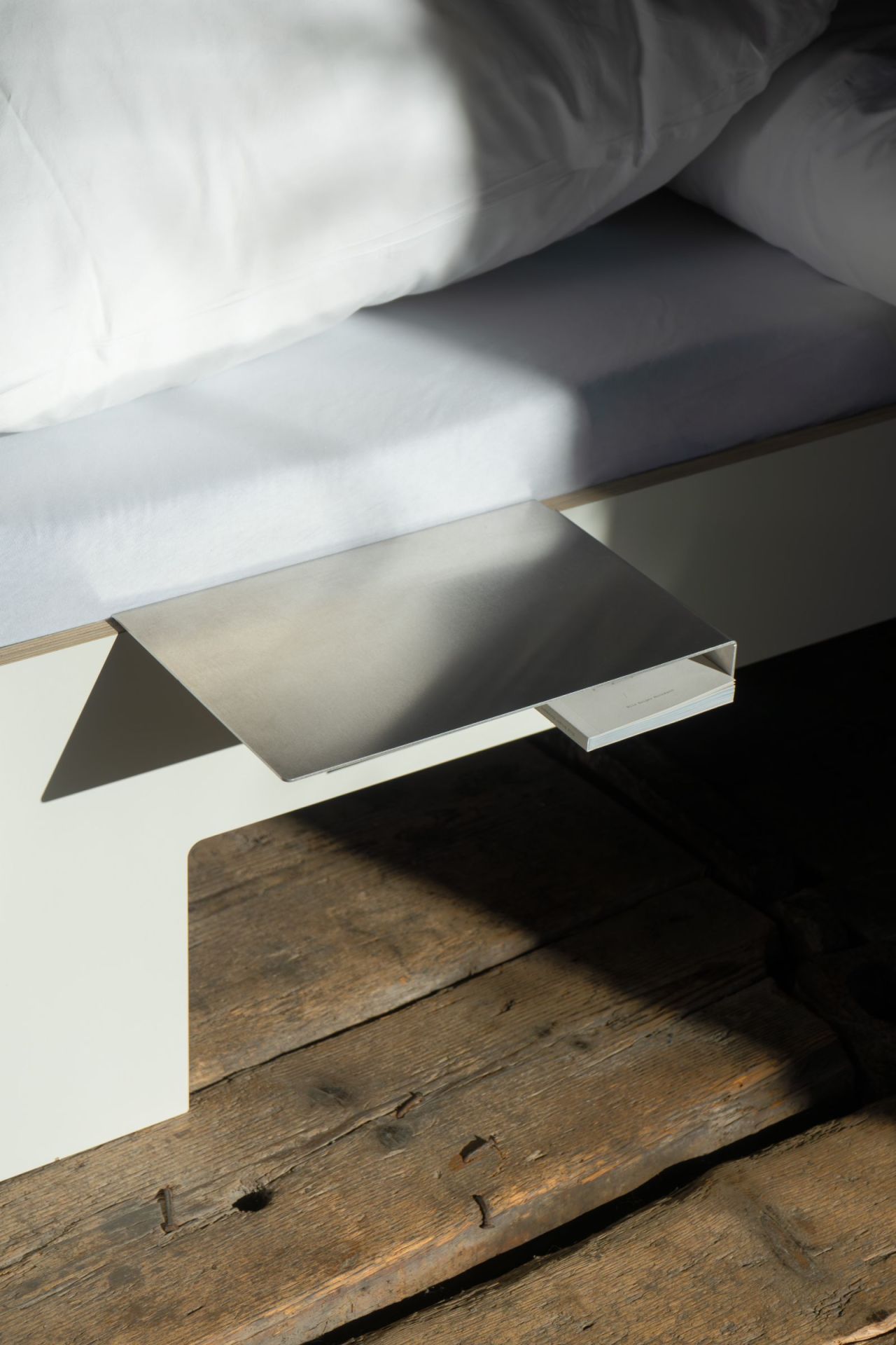 Bett mit Moormann Leicht Ablage aus Metall, Nachttisch Alternative für Schlafzimmer.