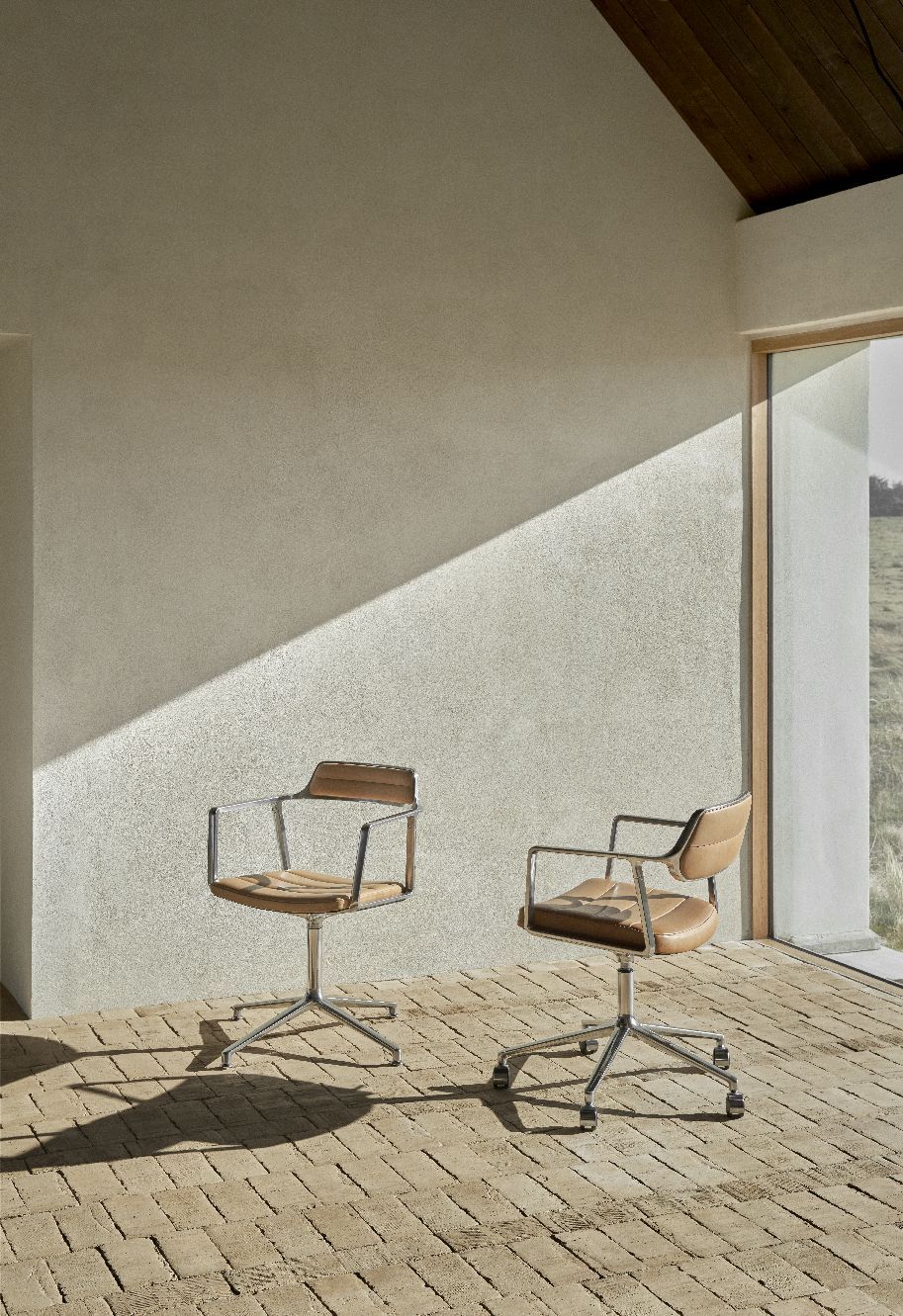 Vipp 453+ / Vipp453+ Swivel Chair Draaistoel ZWART LEER / GEPOLIJST ALUMINIUM FRAME MET GLIJDERS Vipp UNIEKE EXEMPLAREN