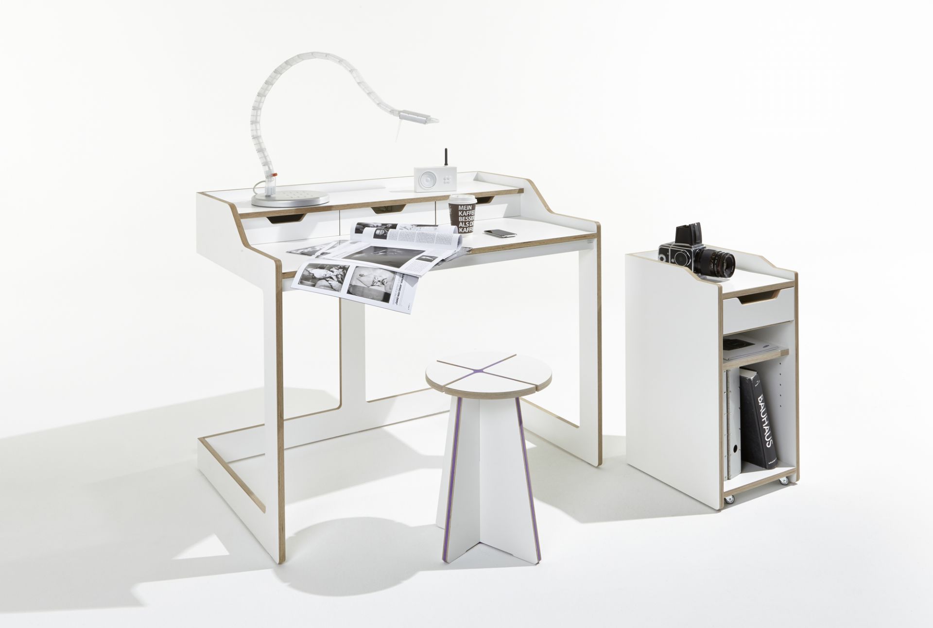 Weißer Plane Sekretär von Müller Möbelwerkstätten mit Hocker und Rollcontainer im minimalistischen Design.