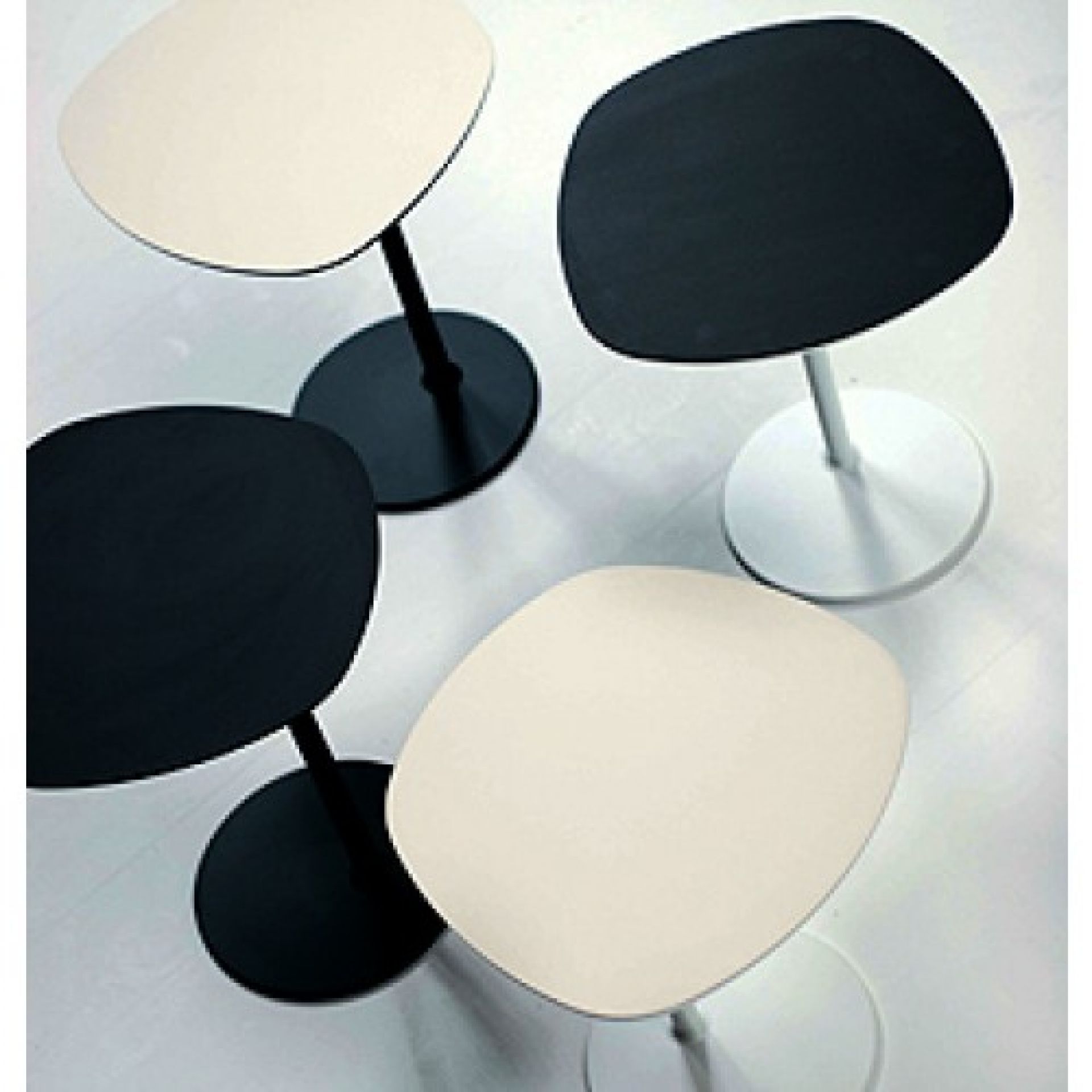 Ansicht von oben: Mehrere Bloomy Beistelltische von Moroso in Schwarz und Creme. Moderne Couchtische.