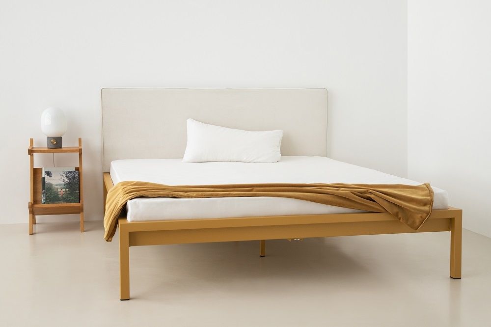 Pure Bett von Hans Hansen, Stahl pulverbeschichtet in Sand Gold mit Polsterkopfteil und Nachttisch.
