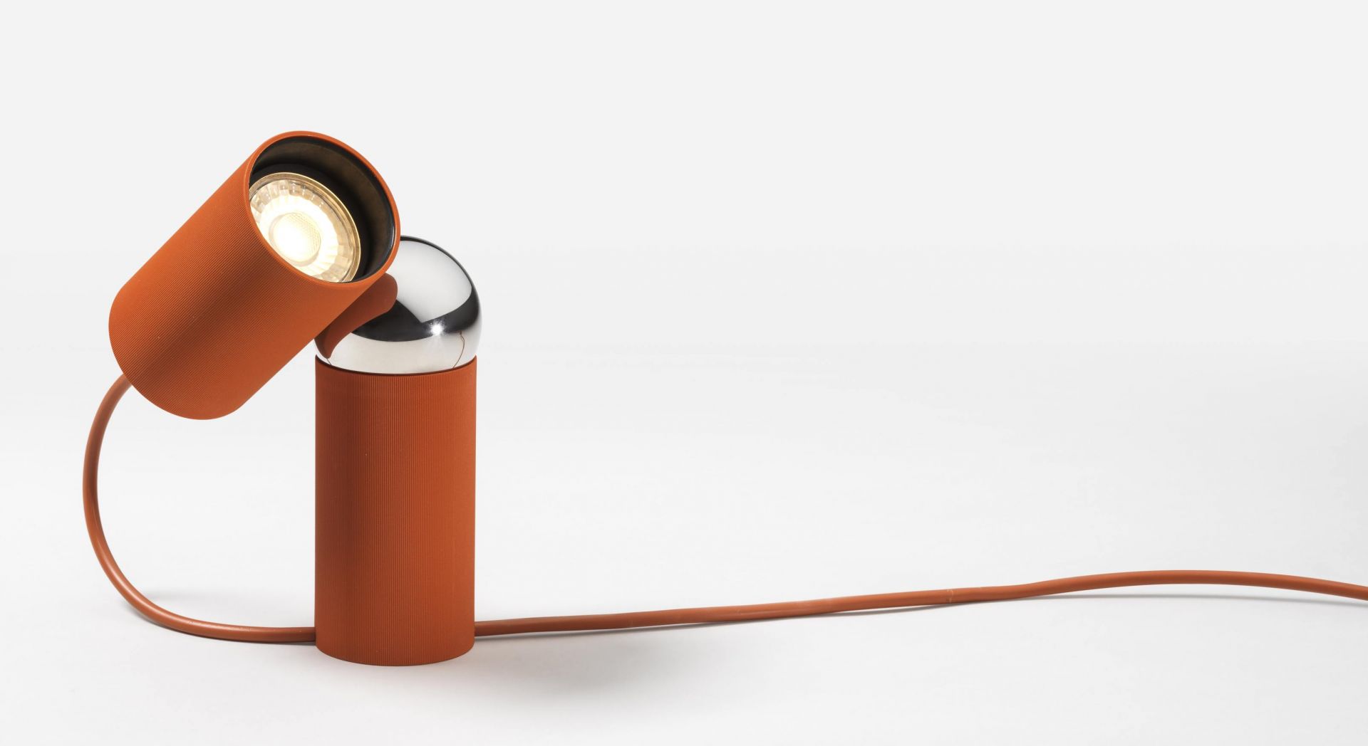 Bilboquet Tischleuchte in Orange mit verstellbarem Leuchtenkopf und silbernem Detail. Design Lampe.