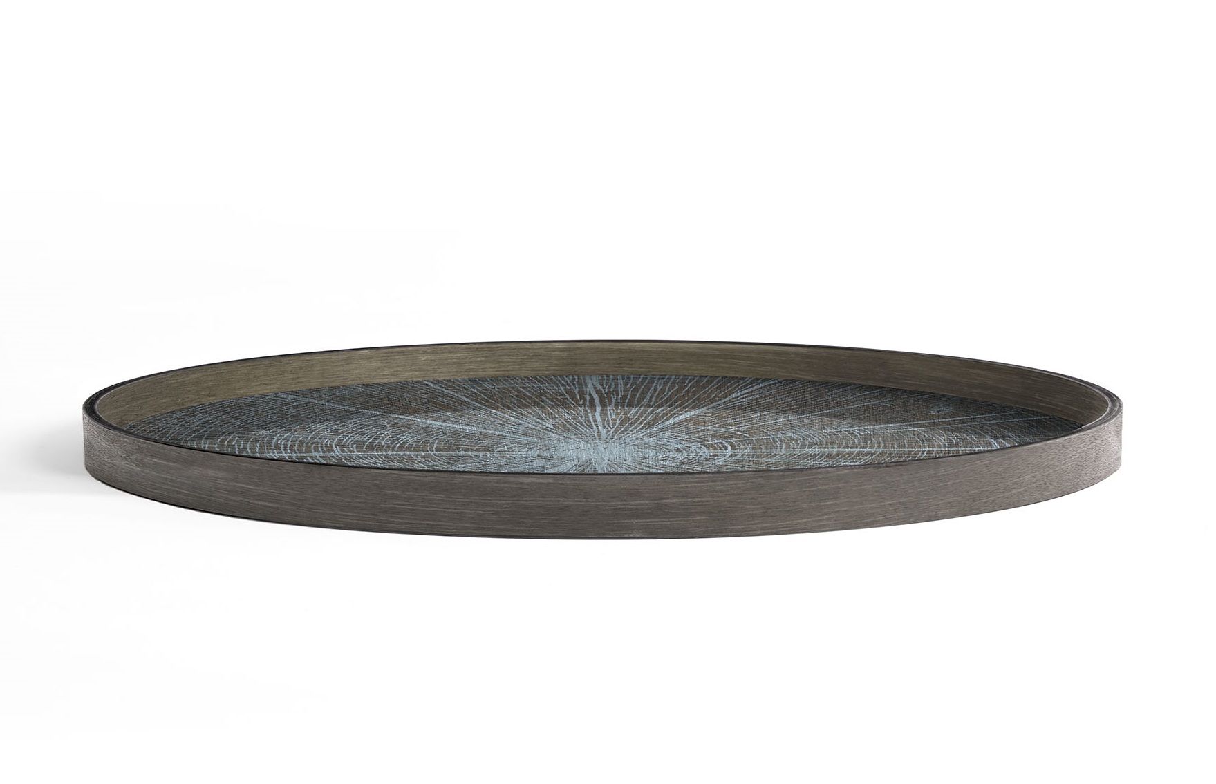 Ethnicraft Slice Holztablett: Rundes Serviertablett aus dunklem Holz mit abstraktem Muster.