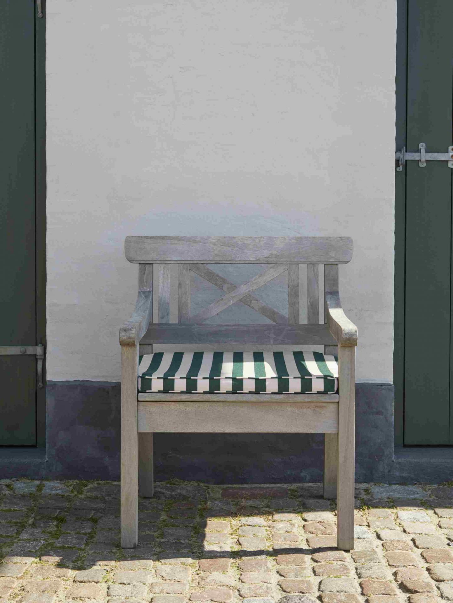 Drachmann Stuhl mit gestreiftem Sitzkissen (Zitrone/Sand) von Skagerak by Fritz Hansen für den Outdoor-Bereich.
