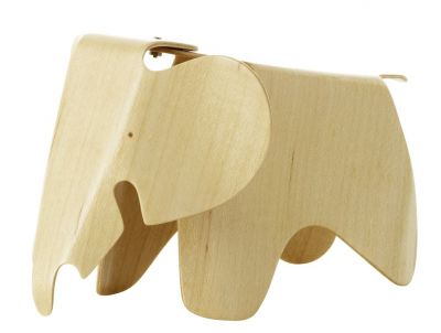 Vitra Plywood Elephant Miniatur: Helles Holzspielzeug in Elefantenform, modernes Designobjekt für Kinder.