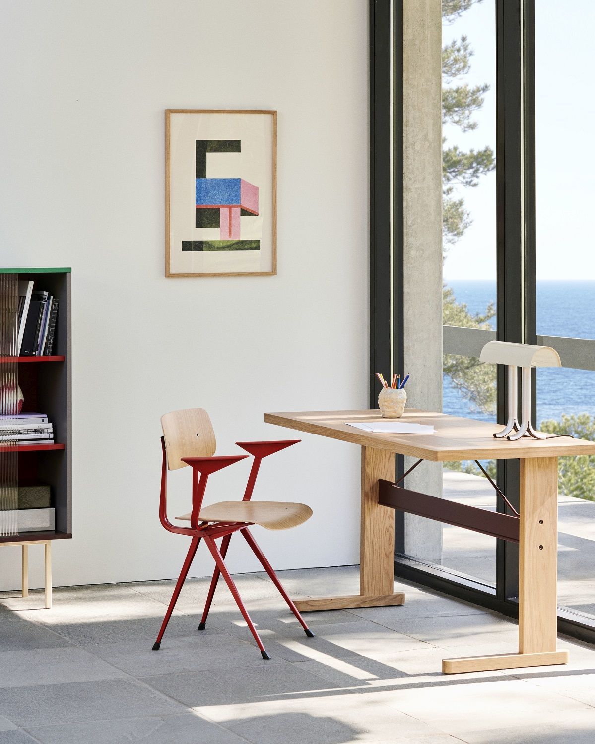 Hay Result Armchair Armlehnenstuhl in Rot und Holz vor Schreibtisch und Meerblick, modernes Arbeitszimmer Design.