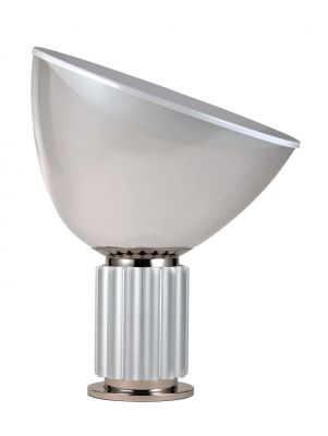 Taccia LED Tischleuchte von Flos: Moderne Lampe mit silbernem Sockel und halbkugelförmigem Lampenschirm.