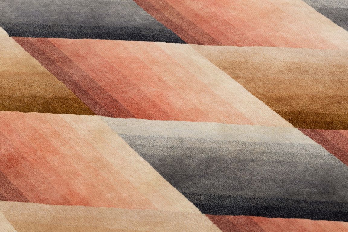 Detailaufnahme des Mirage Teppichs in Nude mit geometrischem Muster und Farbverlauf in Braun- und Grautönen.