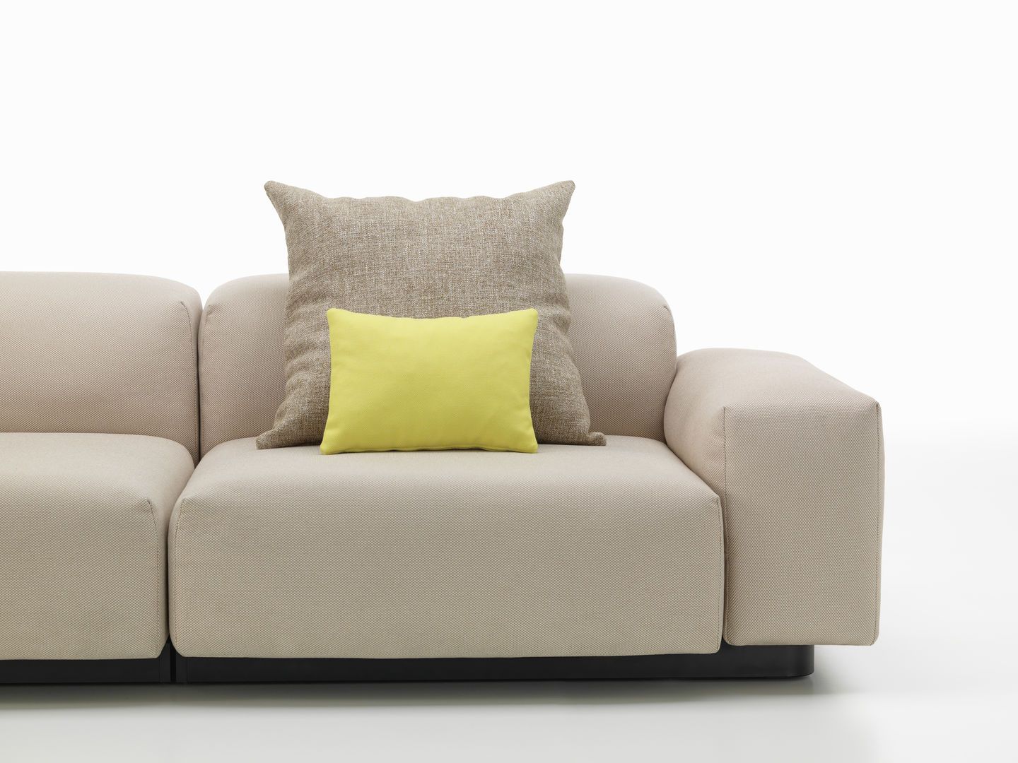 Vitra Kissen: Beige Sofa mit braunem und gelbem Sofakissen für Wohnzimmer oder Lounge.