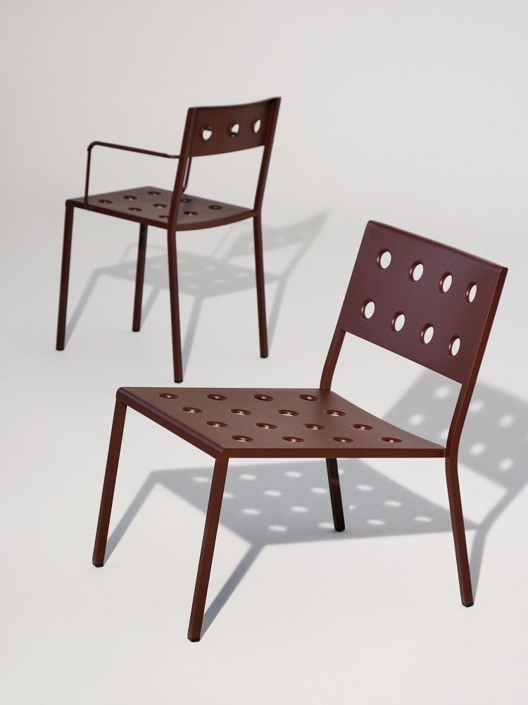 Hay Balcony Stuhl für den Außenbereich in Braun, minimalistisches Design mit runden Aussparungen.