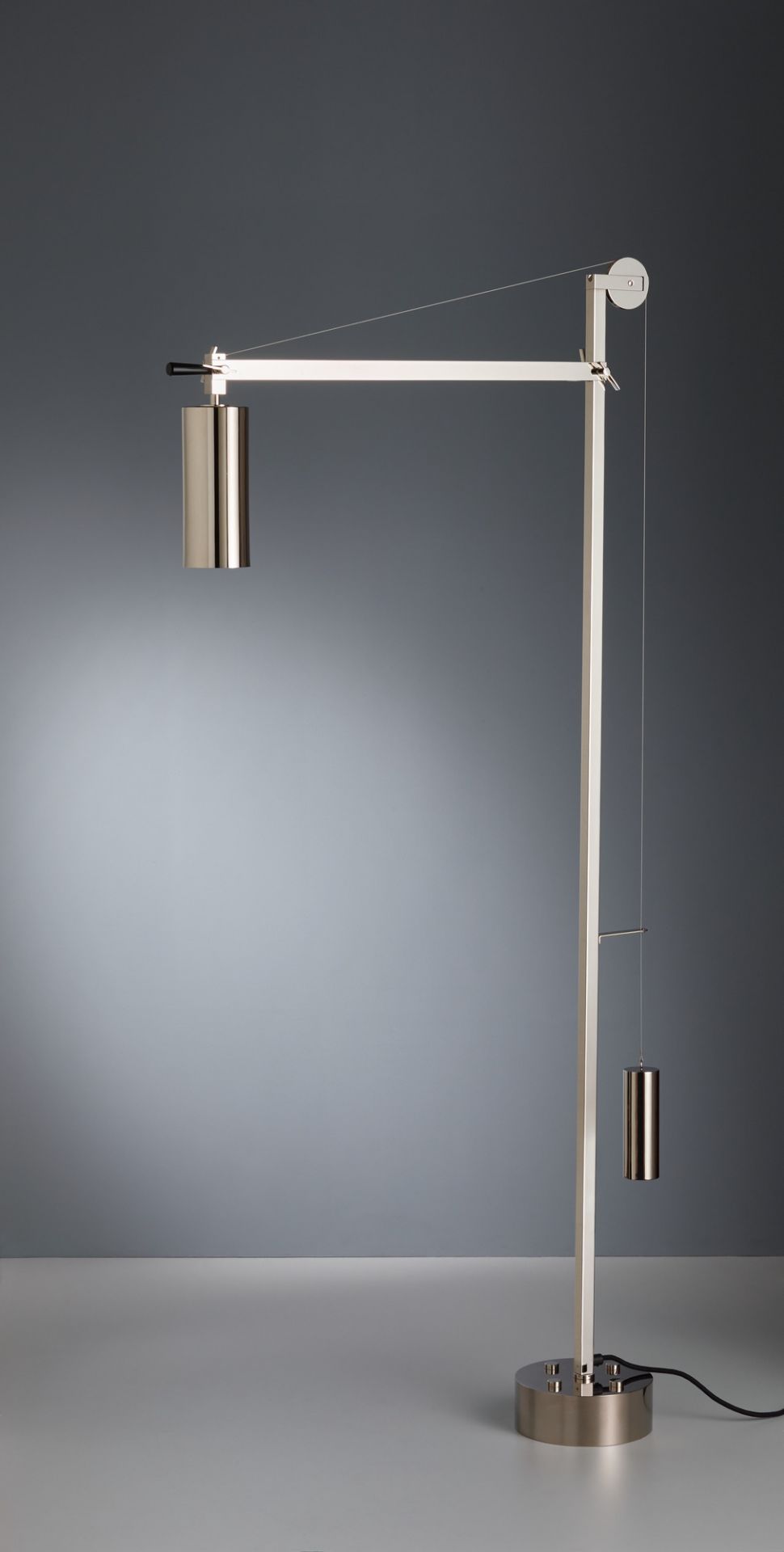 Nahaufnahme der Bauhaus BH 23 Stehleuchte von Tecnolumen mit Gegengewicht und minimalistischem Design.