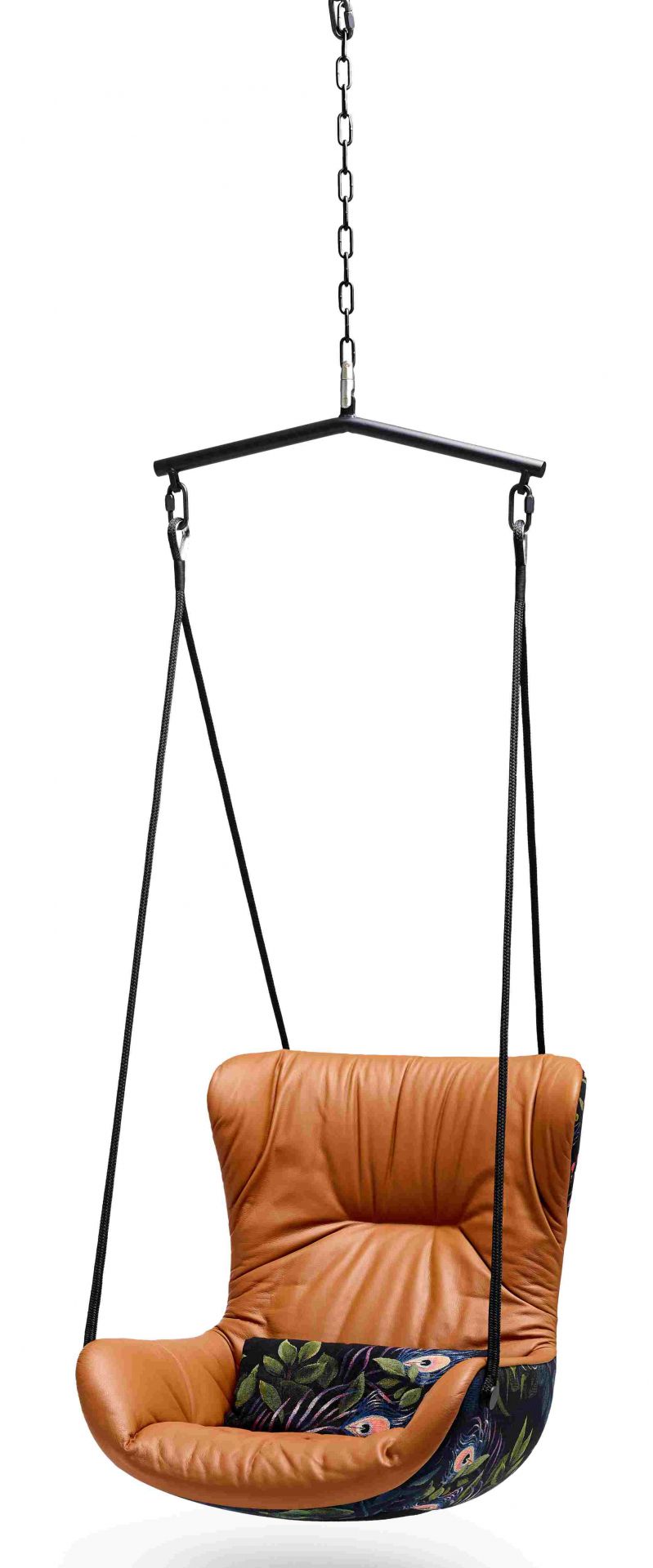 Freifrau Leya Swingseat: Hängesessel aus Leder mit floralem Kissen, schwebender Sessel für Entspannung.