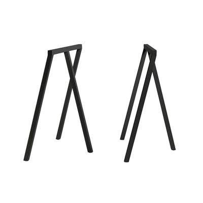 Zwei schwarze Hay Loop Stand Tischböcke für einen hohen Tisch, minimalistisches Design.
