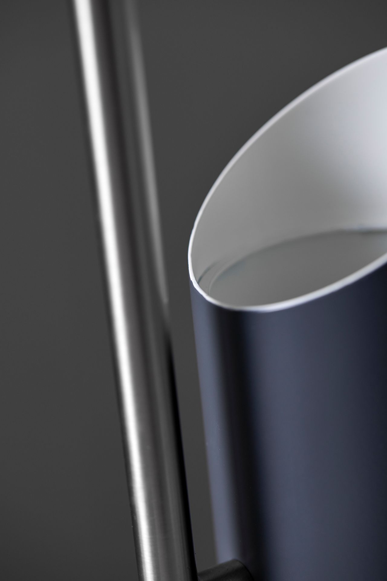 Detailaufnahme: Verpan Reflect Tischleuchte in Matt Rot, modernes Design, stimmungsvolle Beleuchtung.