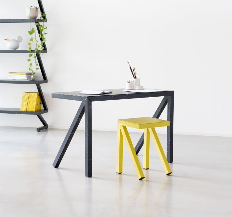 Gelber Bureaurama Hocker von Magis neben passendem Schreibtisch in einem hellen Raum, modernes Möbeldesign.