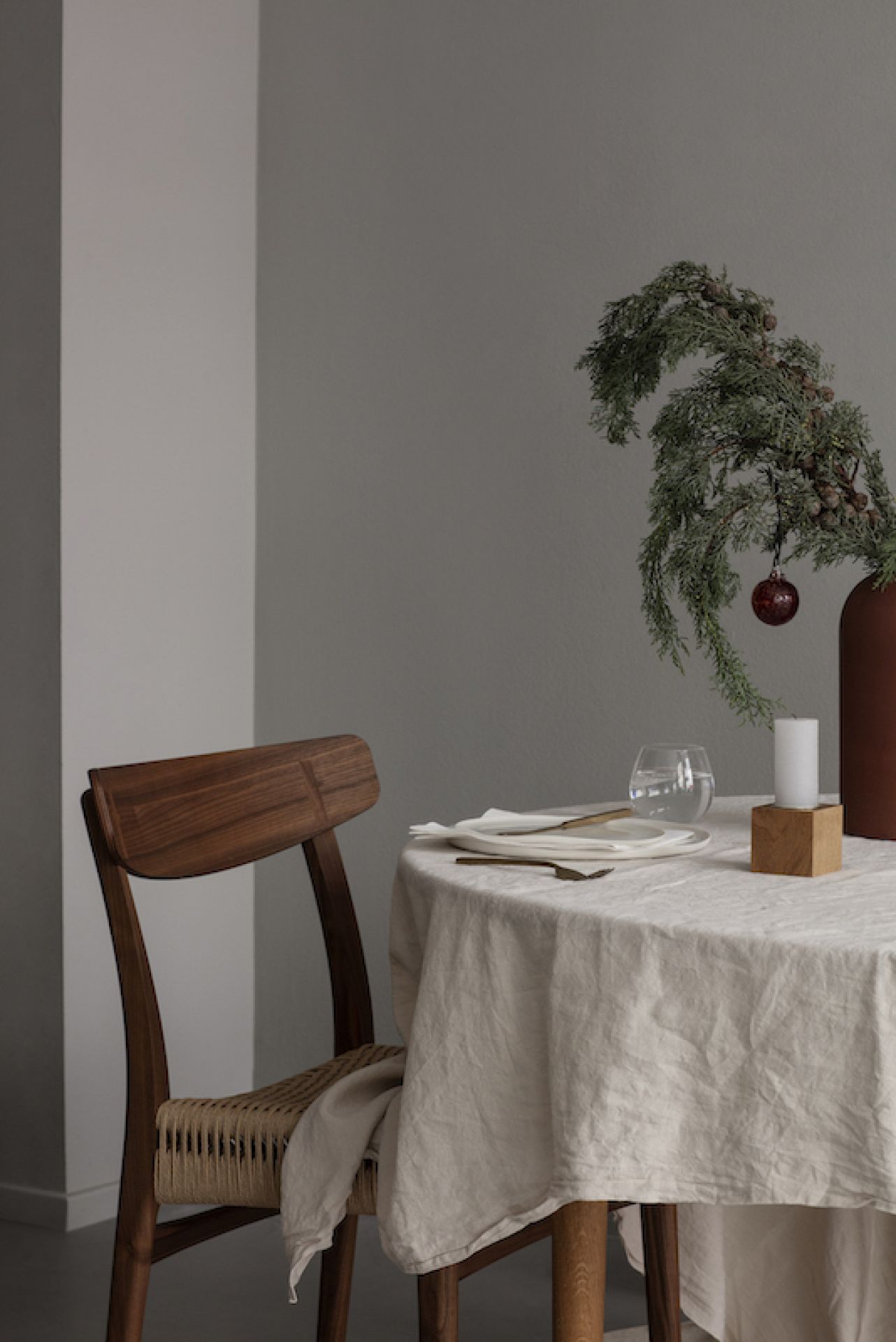 CH23 Stuhl von Carl Hansen & Søn aus Holz mit geflochtener Sitzfläche am Esstisch.