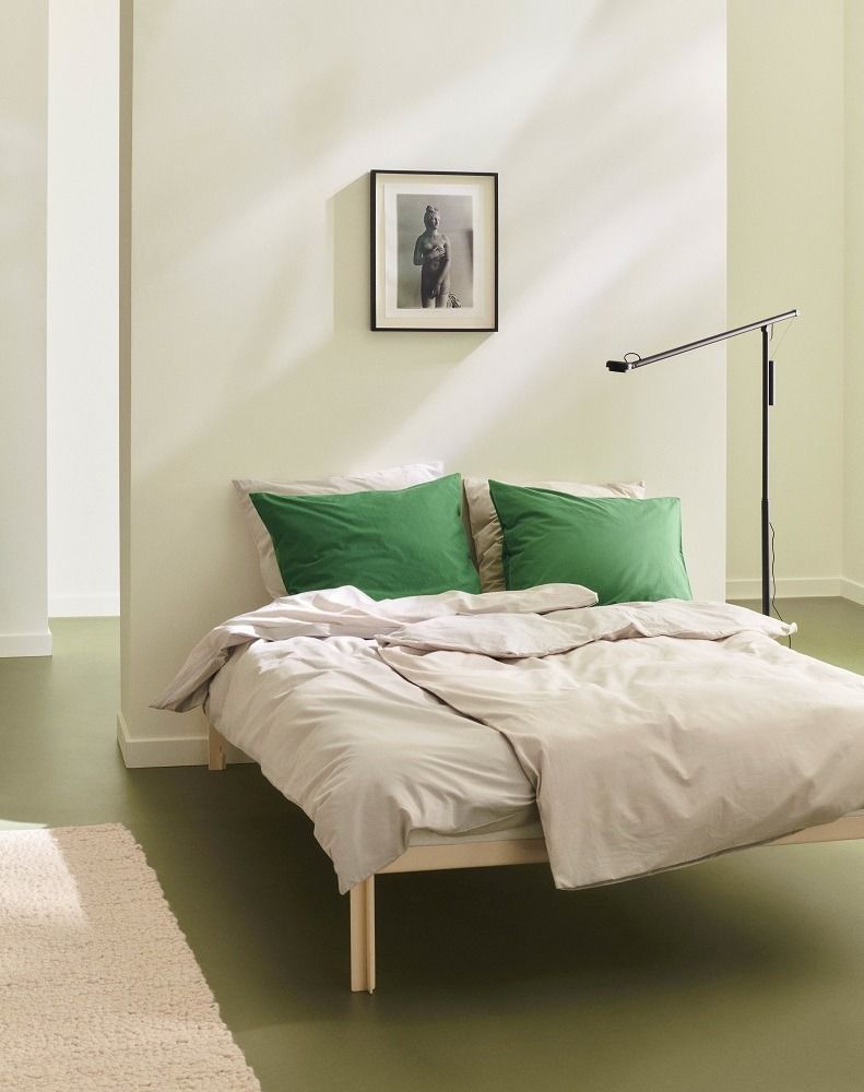 Modernes Connect Bed von Hay, 180 cm, mit Bettwäsche und grünen Kissen.