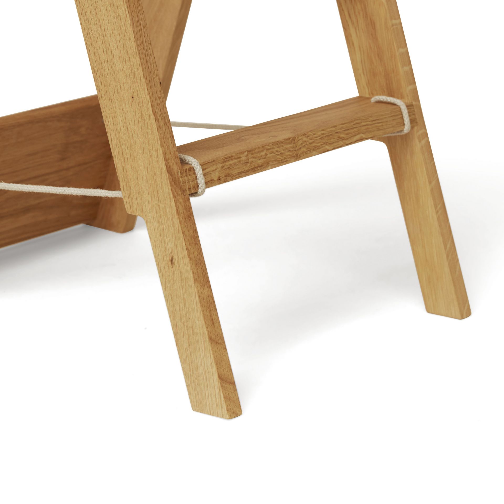 Detailaufnahme der Step By Step Leiter: Holzleiter mit Seil, ideal als Trittleiter und Dekoleiter.