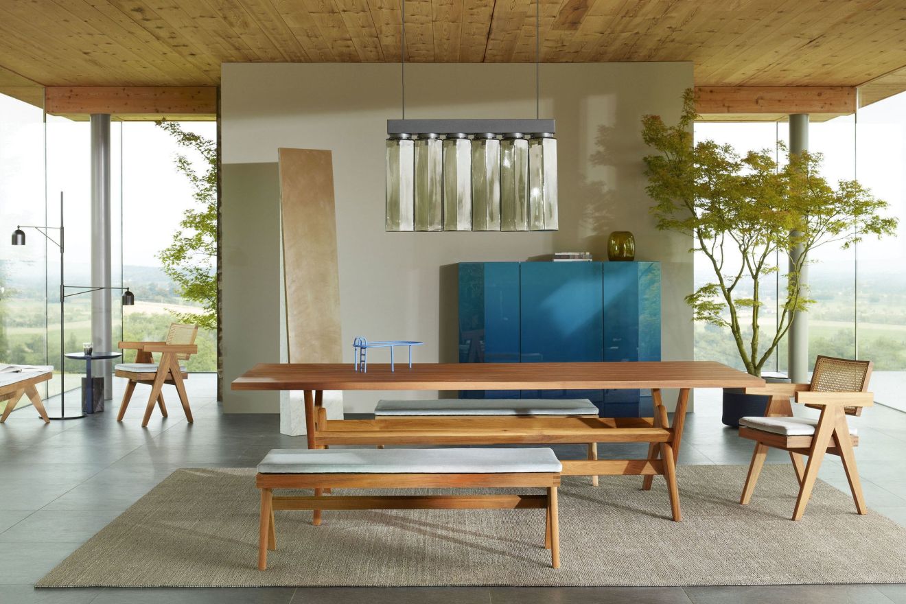 Esszimmer mit Cassina 056 Capitol Complex Tisch, Bänken und Stühlen aus Holz.